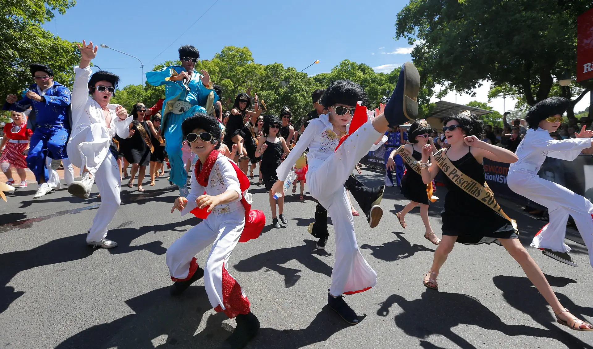 Cinquenta Mil Fãs Assinalam 40º Aniversário Da Morte De Elvis Presley Sic Notícias 7672