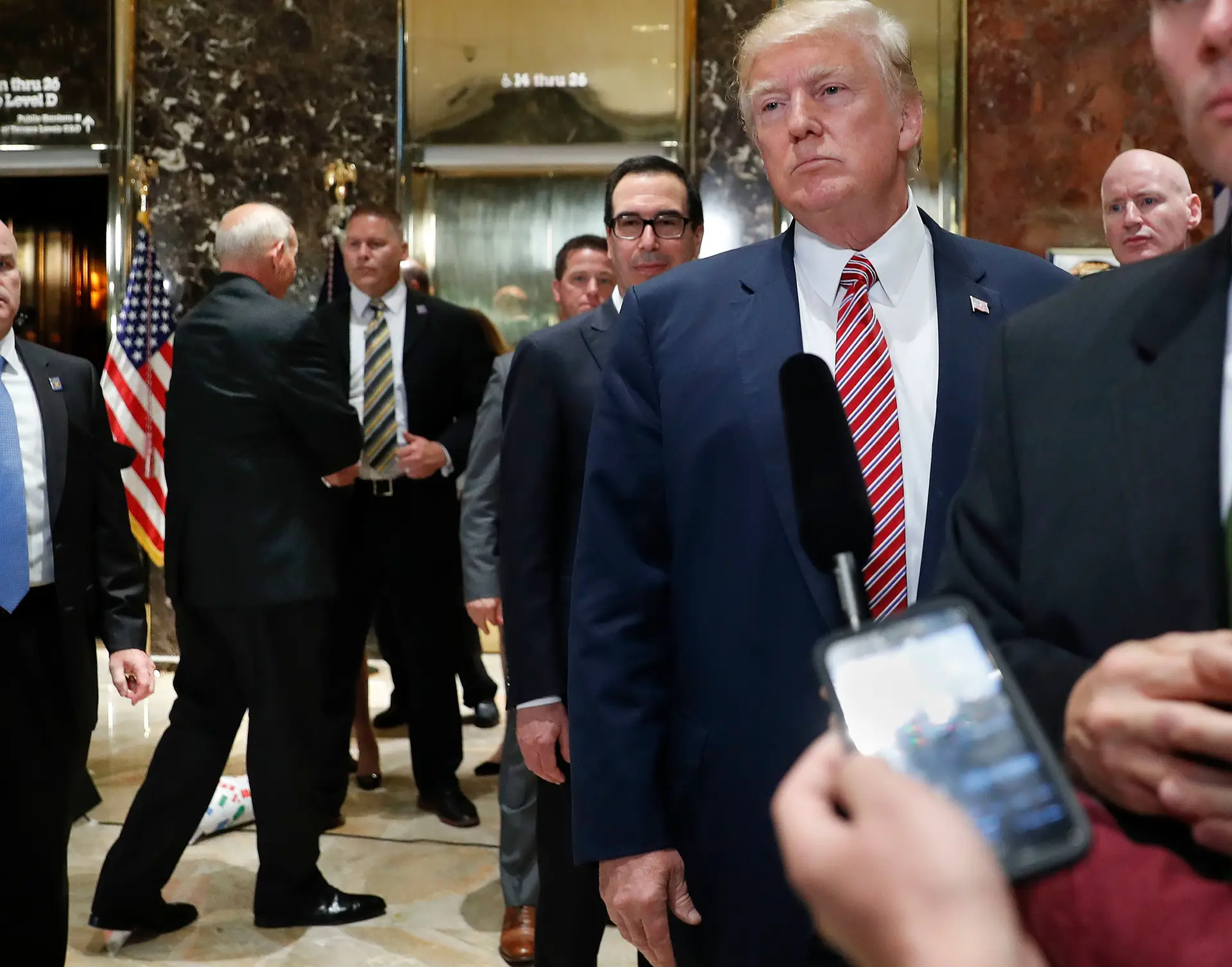 Trump acusa os media de distorcerem as suas palavras sobre Charlottesville