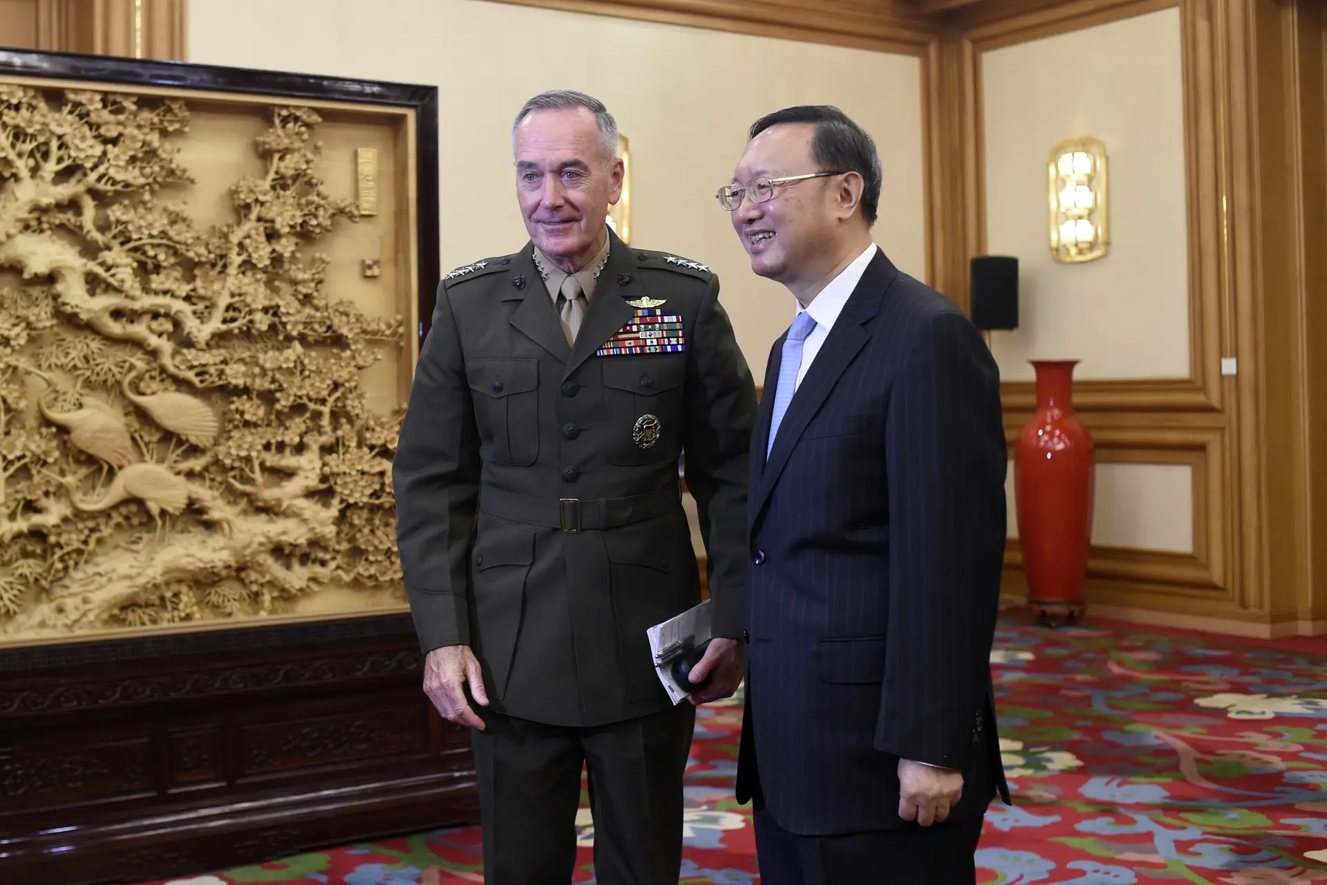 O chefe do Estado-maior norte-americano, Joseph Dunford, no encontro com o conselheiro de estado chinês, Yang Jiechi, em Pequim.