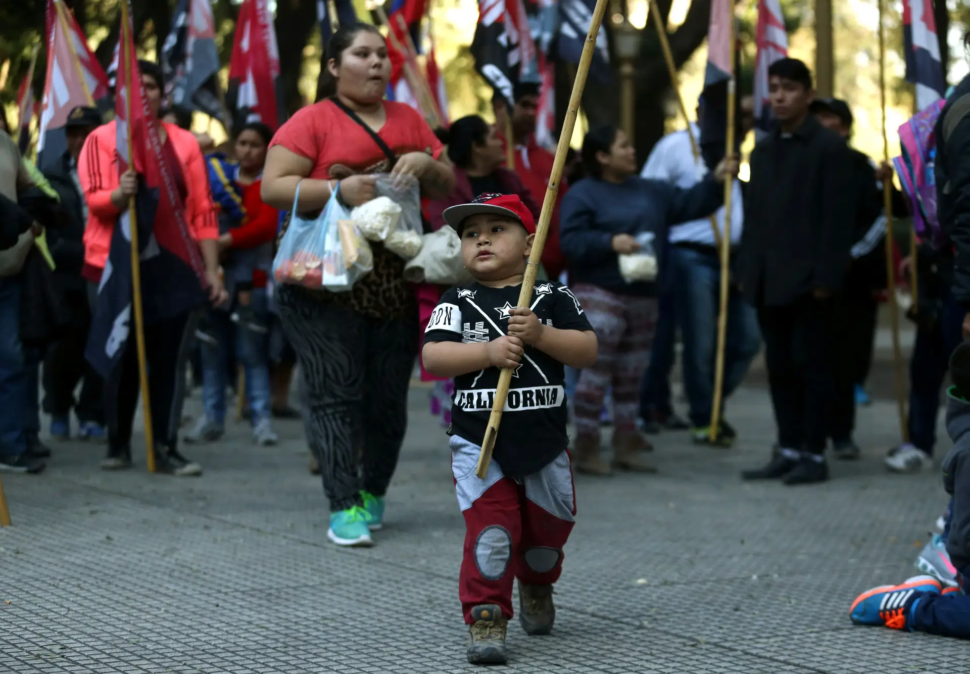 Crianças armadas saquearam supermercado na Venezuela