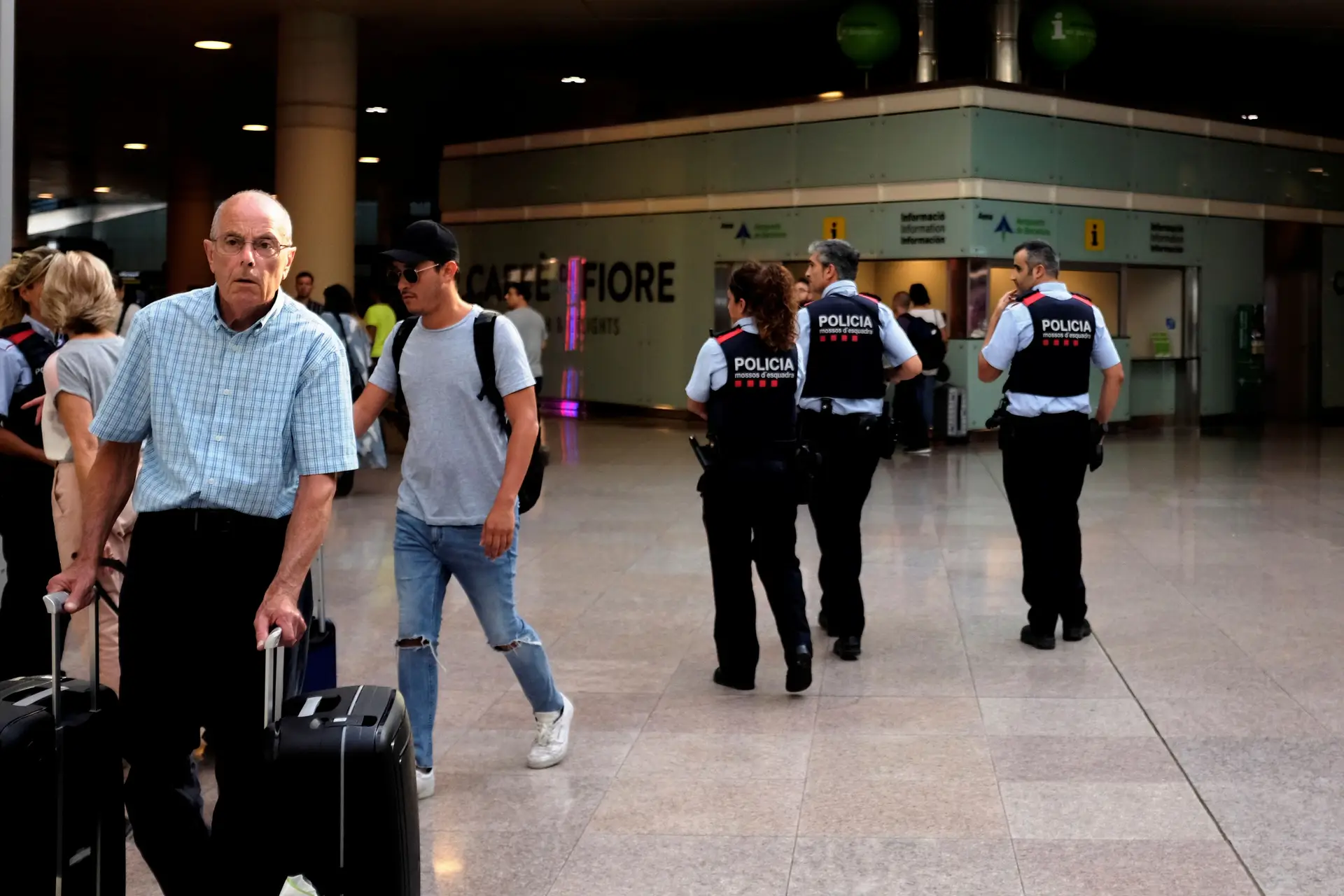 A polícia espanhola patrulha o Aeroporto El Prat, em Barcelona, esta manhã, depois do ataque de ontem na avenida Las Ramblas reinvidicado pelo Daesh.
