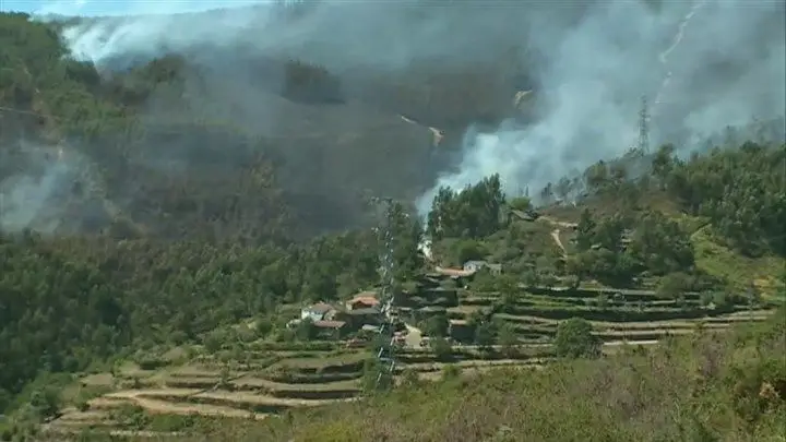 Helicóptero cai no combate a incêndio em Castro Daire