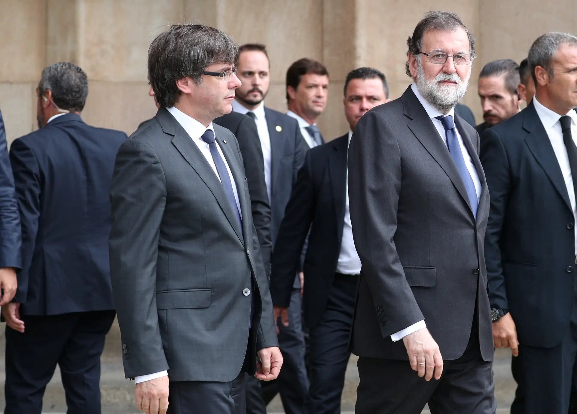 O Presidente espanhol, Mariano Rajoy (à direita) e o Presidente da Generalidade da Catalunha, Carles Puigdemont (à esquerda), na Sagrada Família, em memória das vítimas do atentado nas Ramblas.