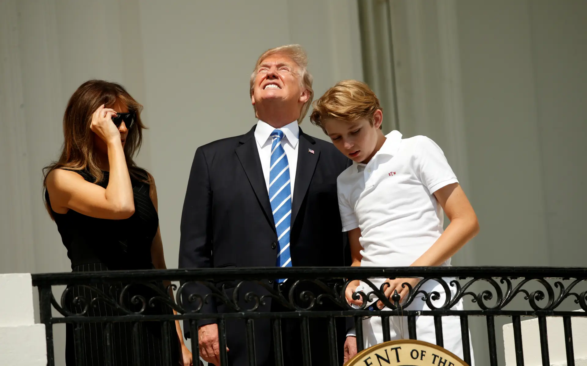 Trump observou eclipse solar sem óculos por uns segundos