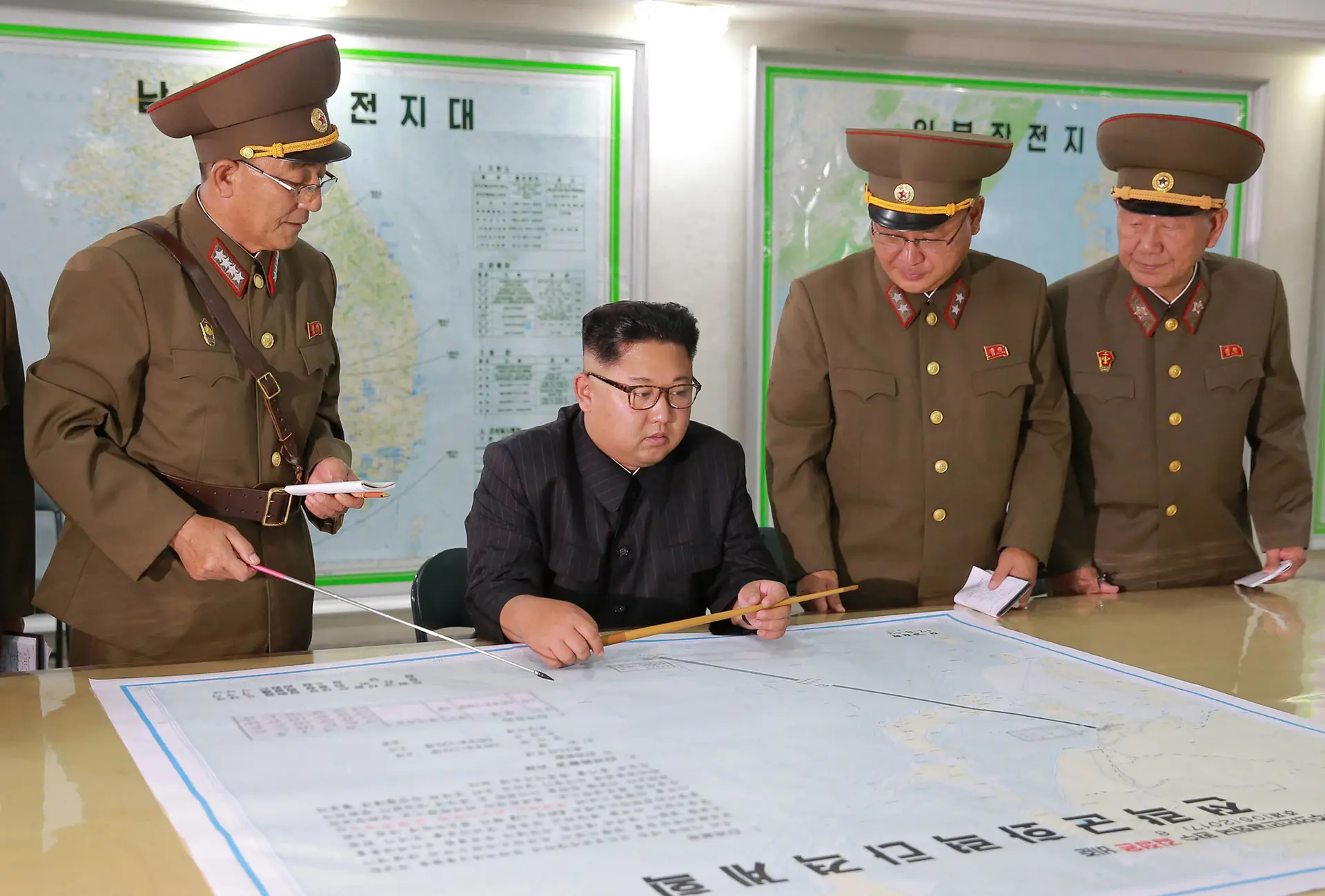 Especialistas acreditam que sanções impostas pela China não deverão impedir a ambição nuclear do regime de Kim Jong-un (ao centro).