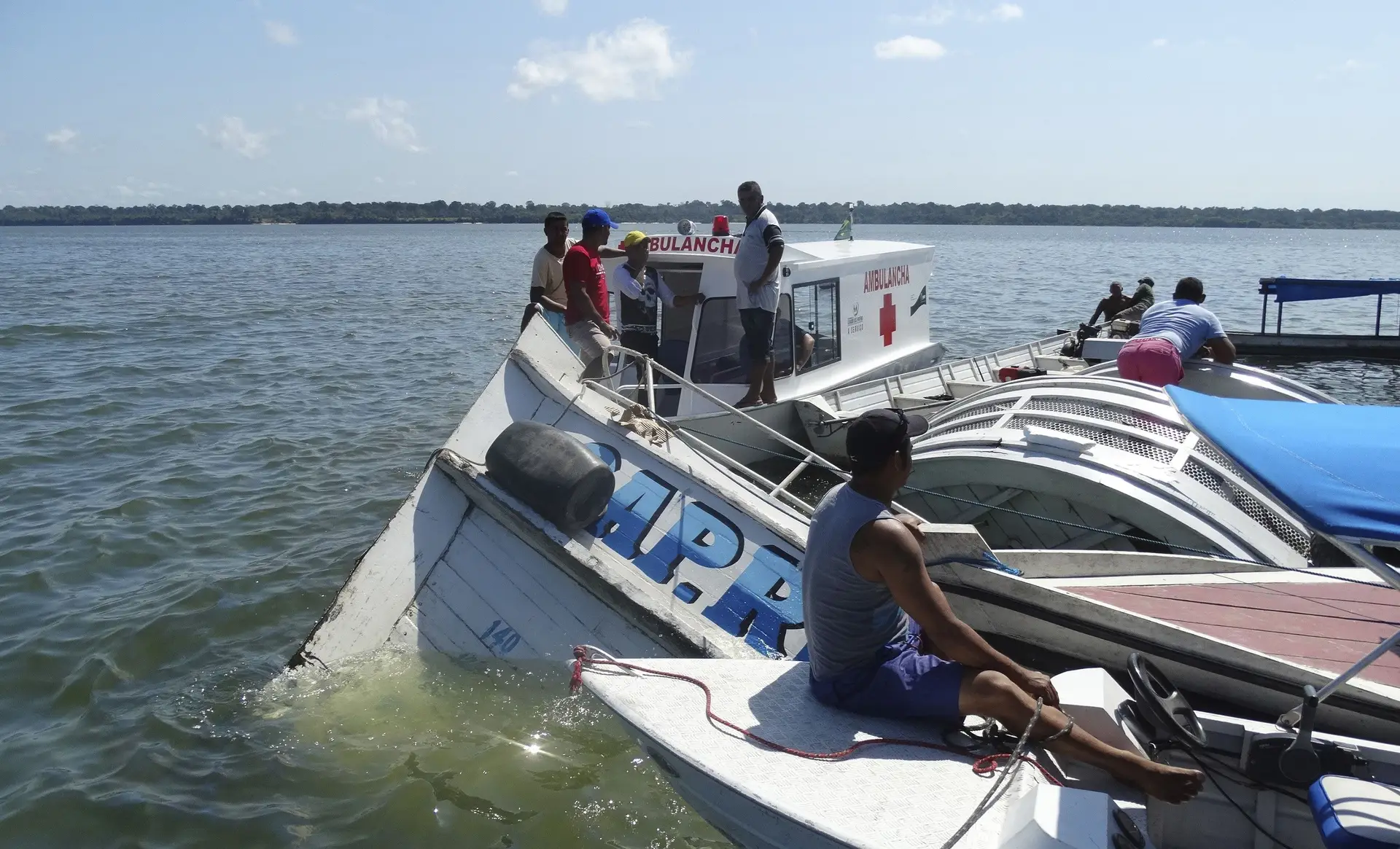 Número de mortos no naufrágio no Brasil sobe para 10