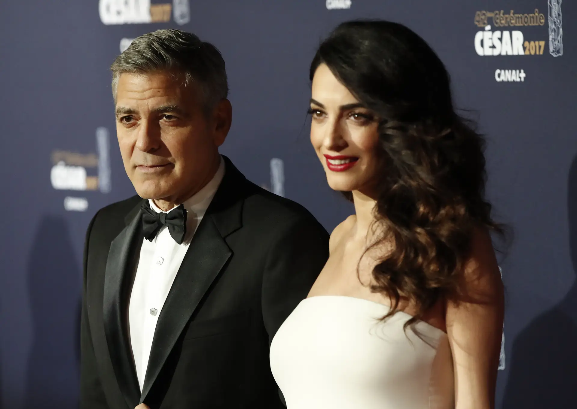Casal Clooney doa um milhão para combater racismo