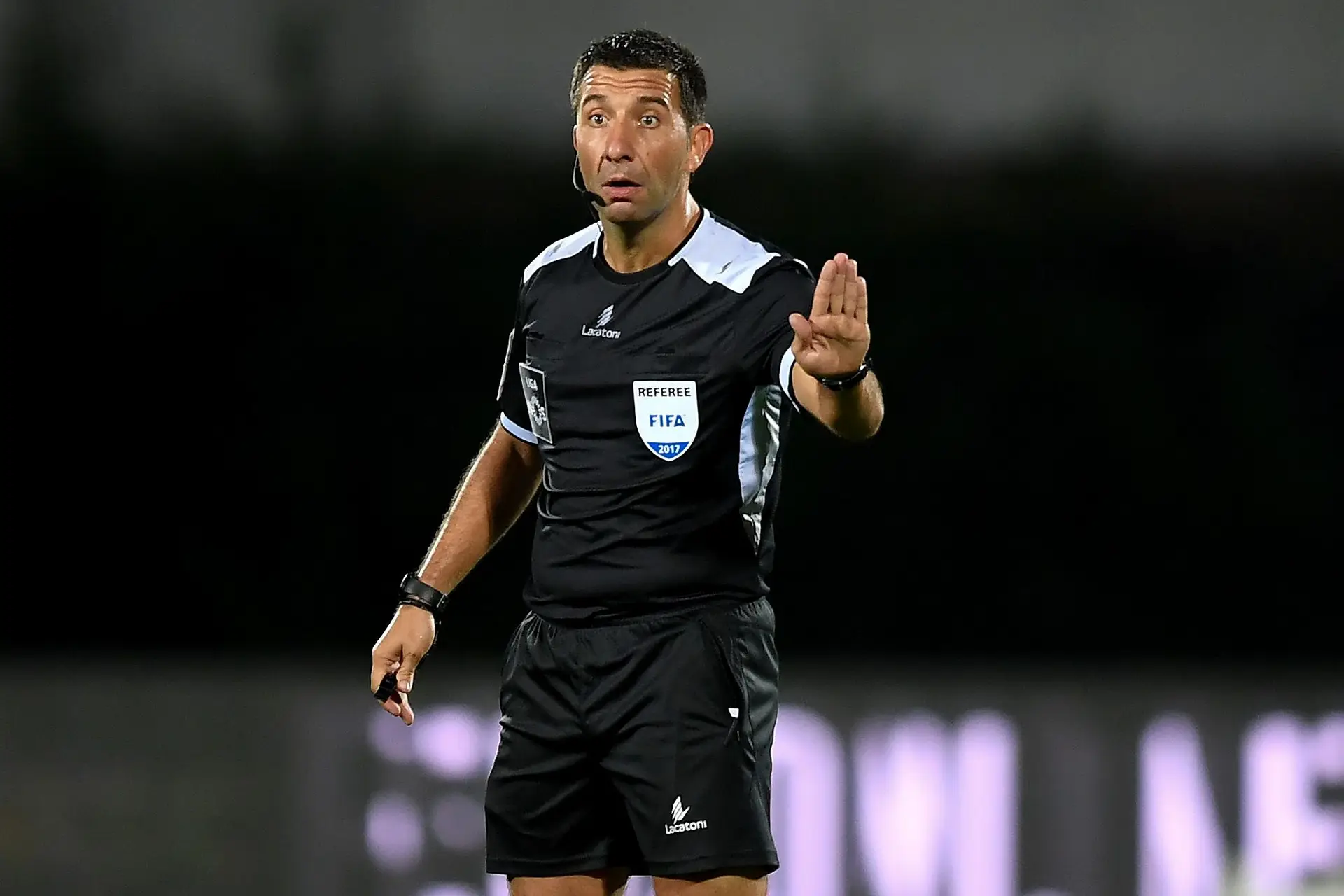 Árbitro Hugo Miguel.