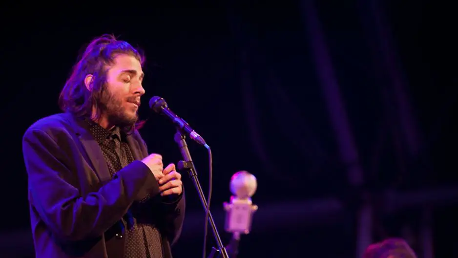 Salvador Sobral durante a atuação, esta sexta-feira, no Festival EDP Vilar de Mouros