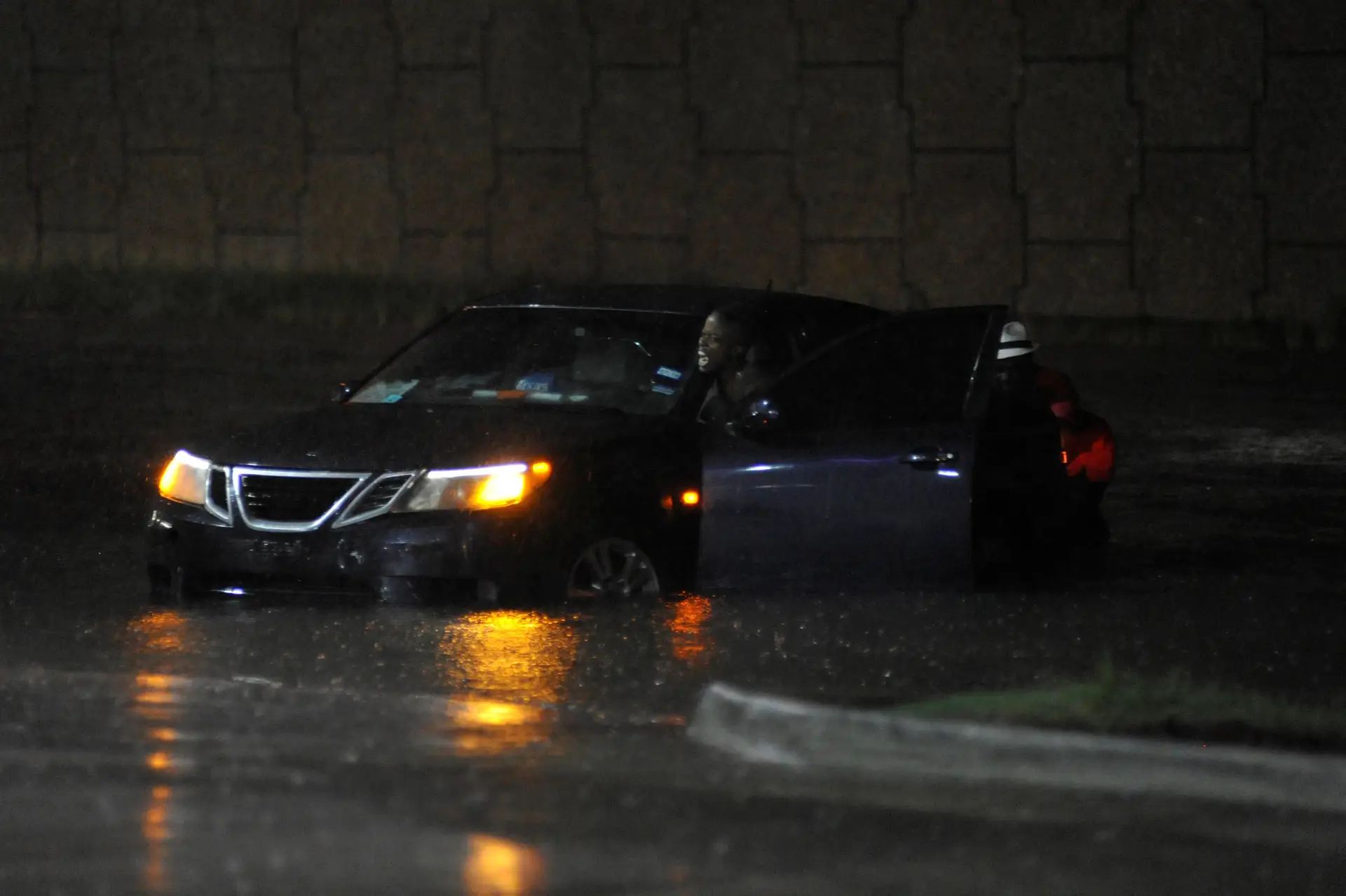 Furacão Harvey deixa Houston debaixo de água