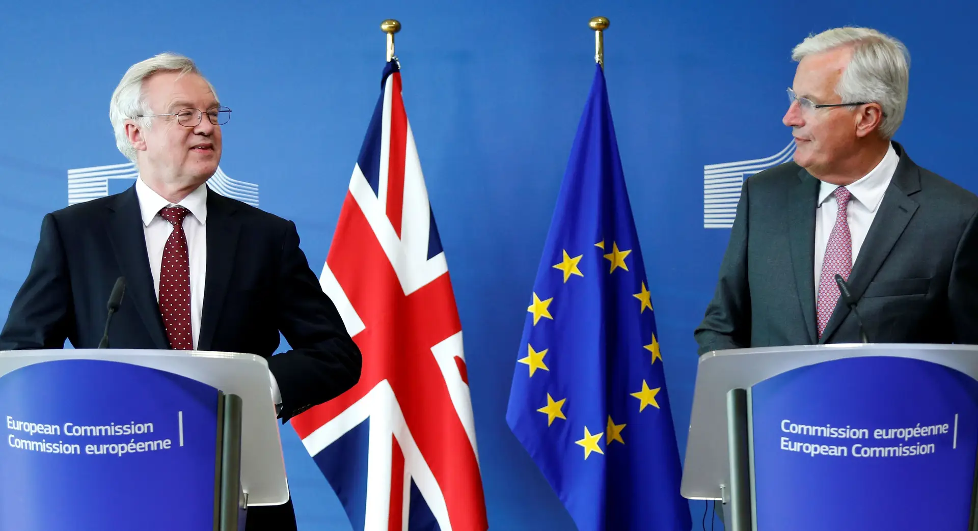 David Davis, responsável britânico pelas negociações, e Michel Barnier, líder das negociações por parte da União Europeia.