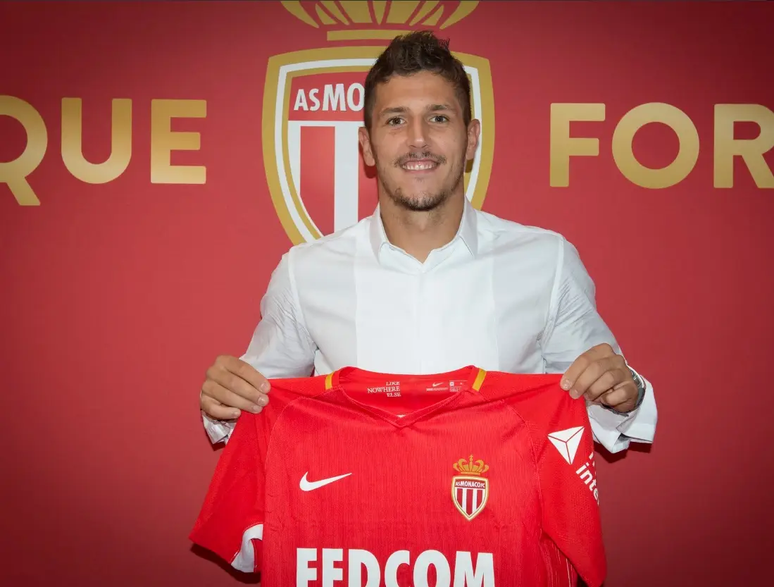 Mónaco contrata montenegrino Jovetic