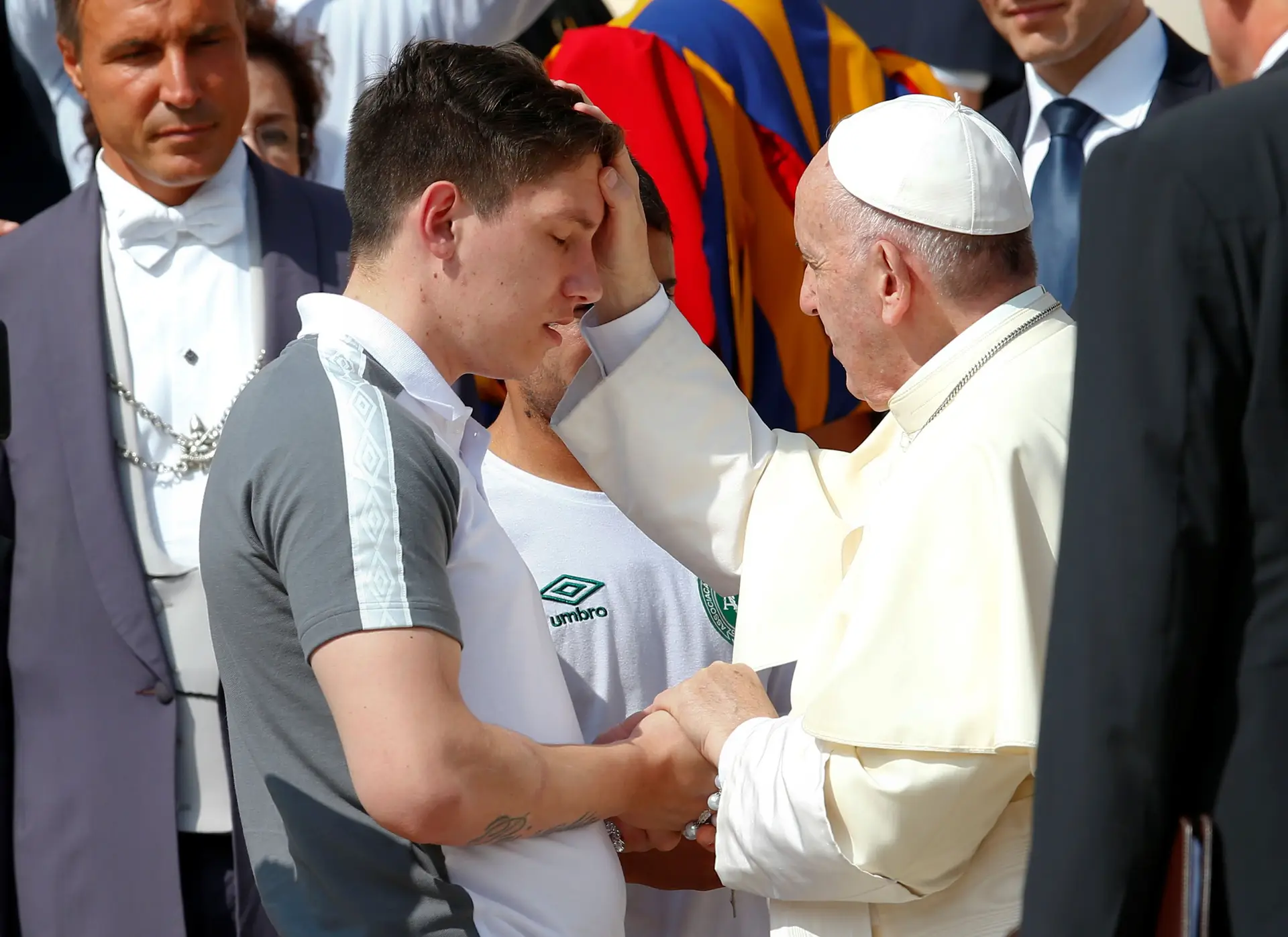 Papa Francisco abençou o novo plantel da Chapecoense, entre os quais um dos jogadores sobreviventes da queda do avião, Jackson Follman (na imagem).