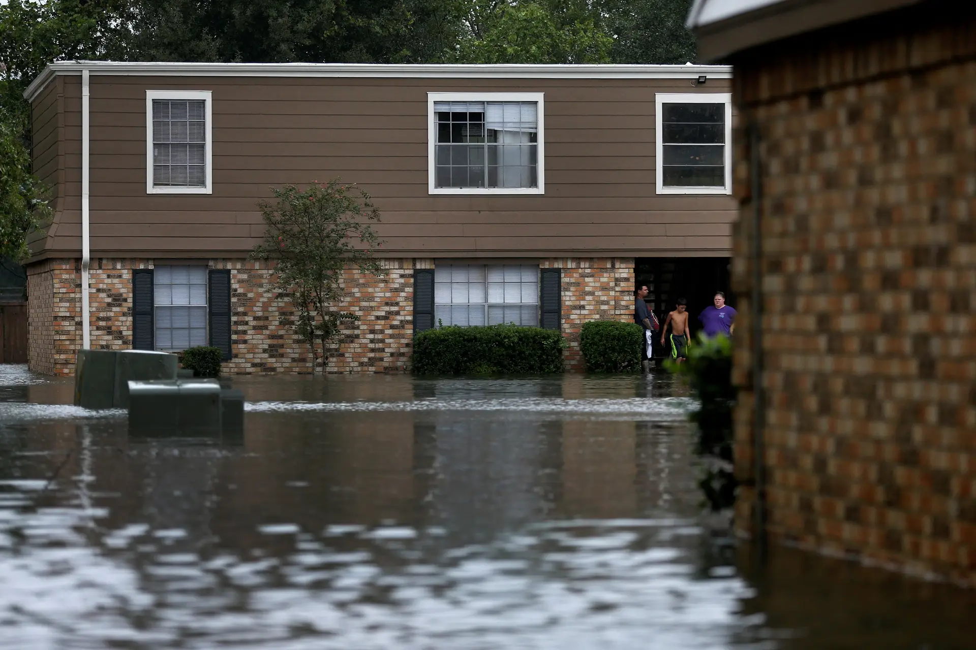 Tempestade tropical Harvey provocou danos em cerca de 100 mil casas