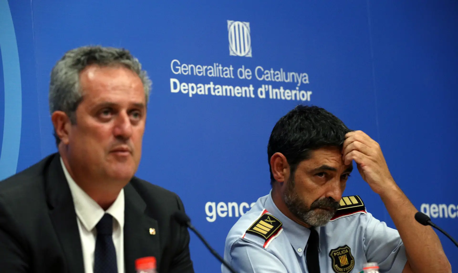 O responsável pela administração interna regional catalã, Joaquim Forn (à esquerda) e o Chefe da polícia catalã (Mossos d'Esquadra), Josep Lluís Trapero (à direita), deram hoje uma conferência de imprensa em Barcelona para desmentir que a polícia da Catalunha tenha recebido qualquer aviso por parte da CIA de um atentado iminente.