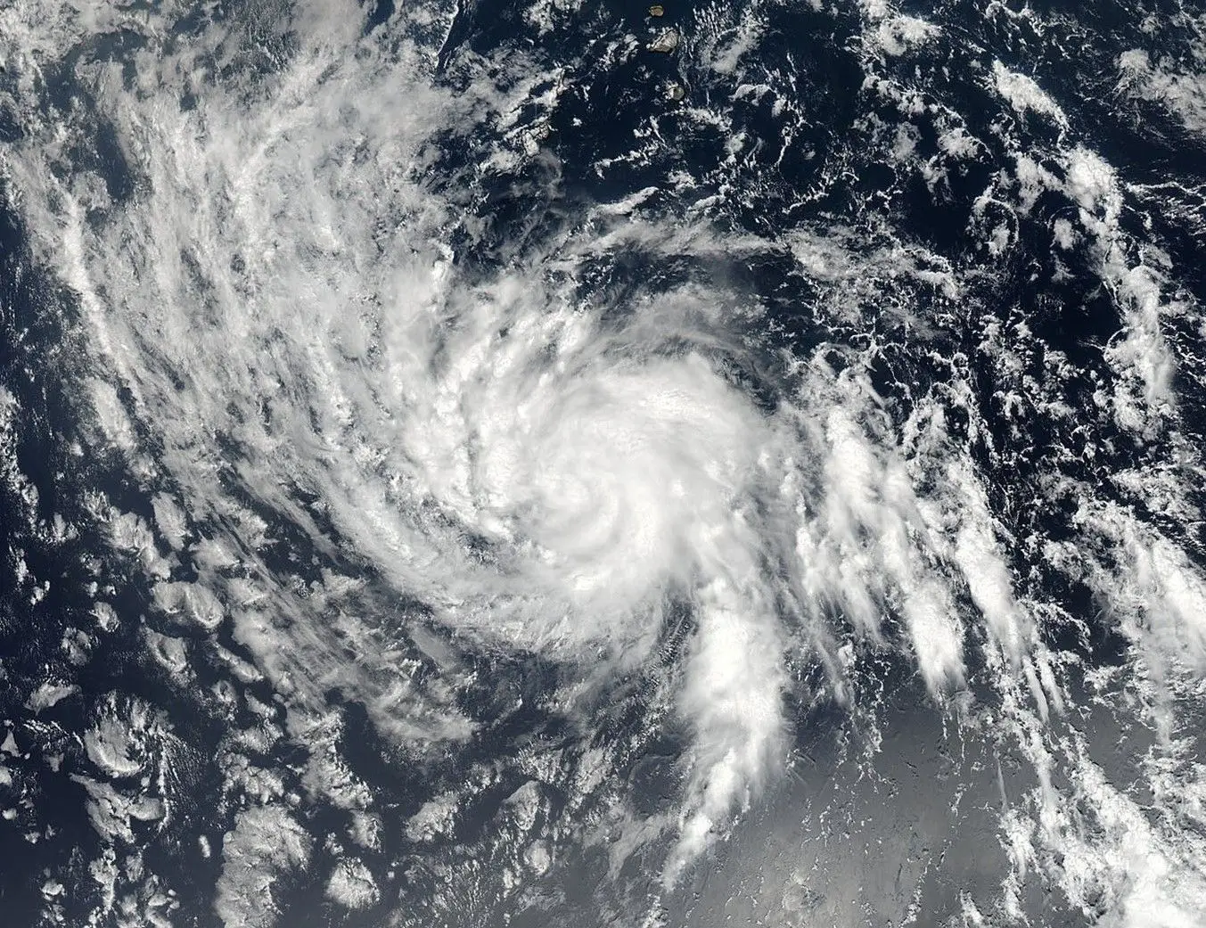 Tempestade tropical Irma passa a furacão de nível 3 a caminho das Caraíbas