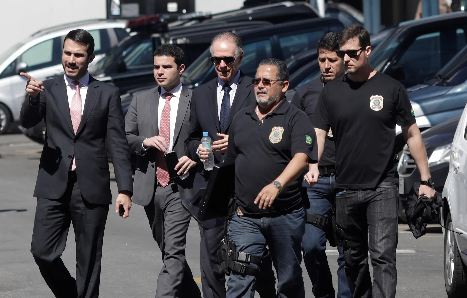 Carlos Arthur Nuzman esteve esta terça-feira nas instalações da Polícia Federal no Brasil. Os bens do Presidente do Comité Olímpico Brasileiro foram apreendidos, bem como o passaporte.