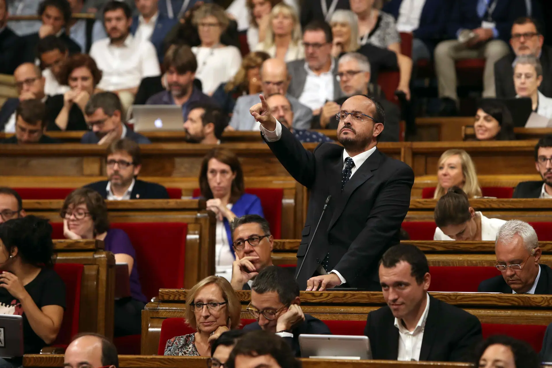 Parlamento catalão tenta aprovar lei que permitirá referendo sobre independência
