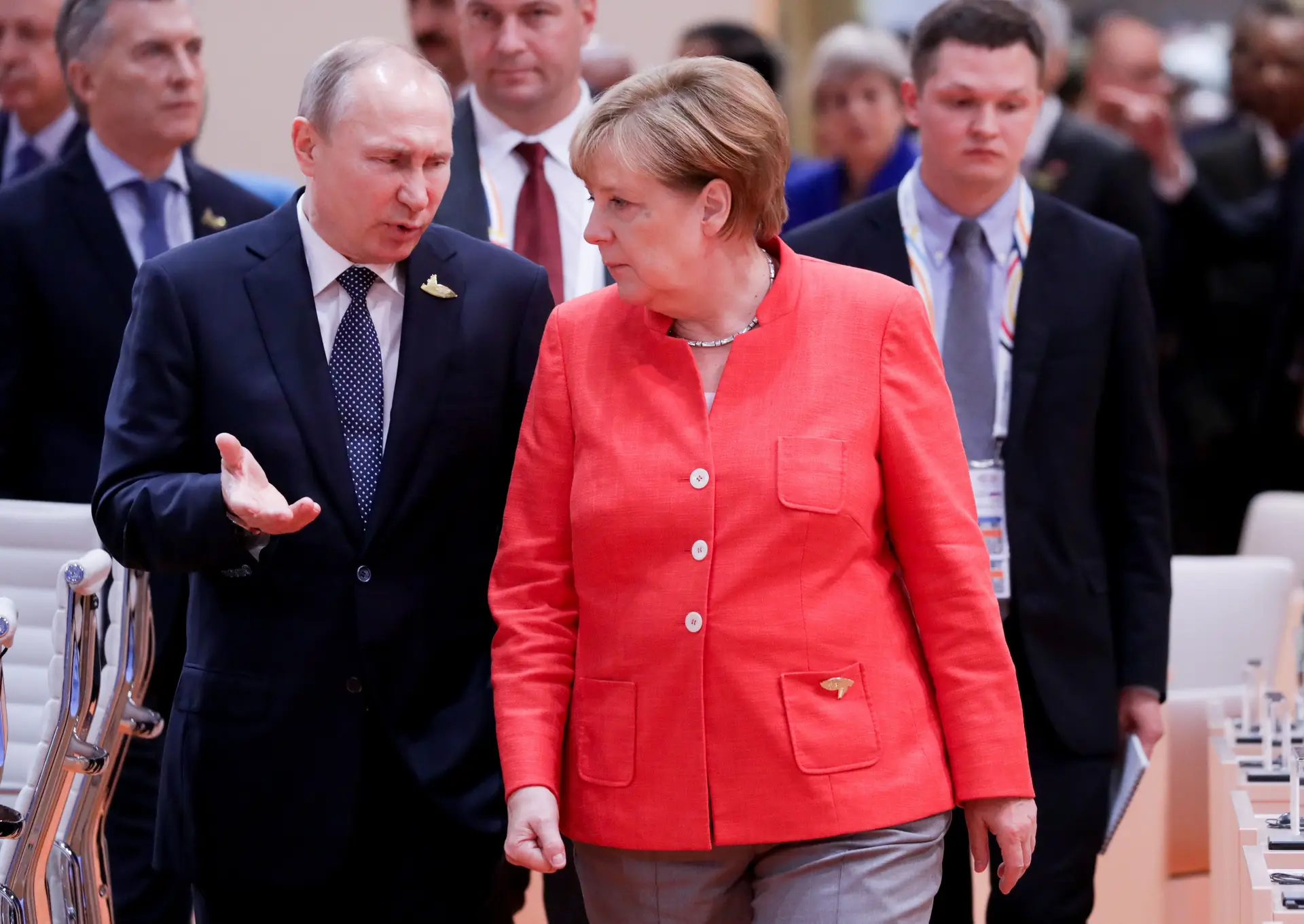 Putin pede a Merkel que dissuada a Ucrânia de cometer "atos irrefletidos"