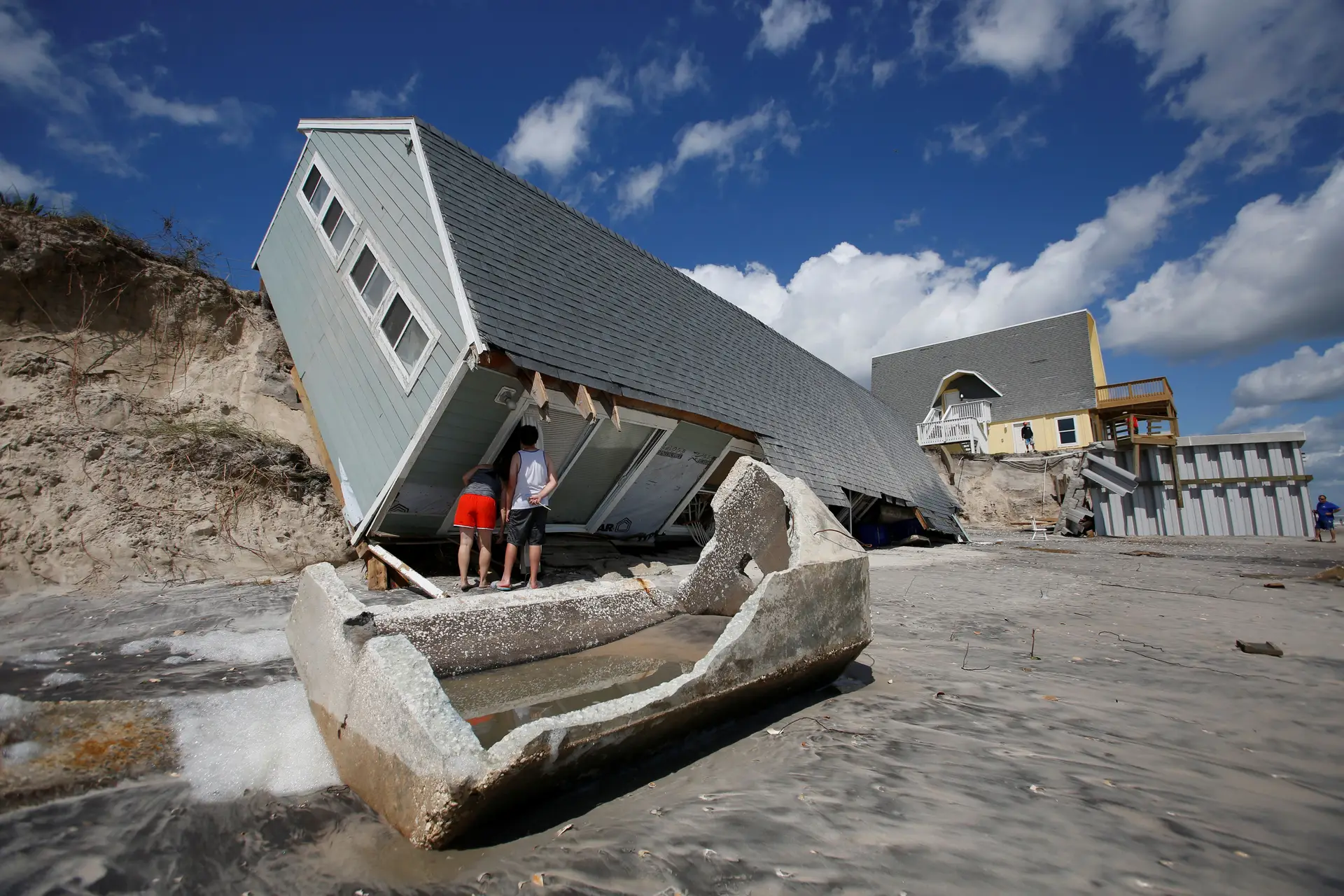 A força do furacão Irma fez colapsar uma casa costeira em Vilano Beach, na Florida.