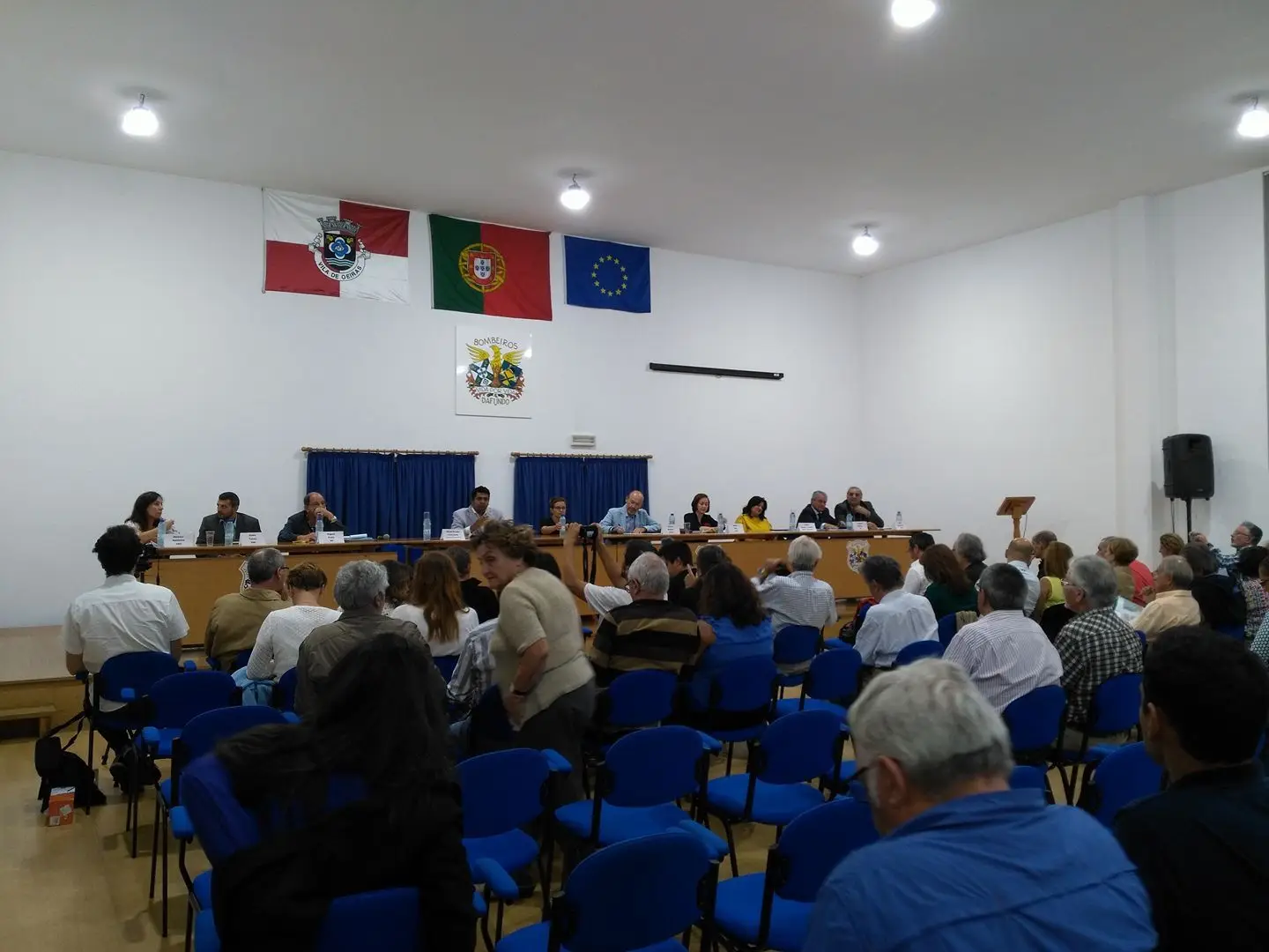O debate realizou-se na quarta-feira no Salão Nobre dos Bombeiros Voluntários do Dafundo, em Linda-a-Velha.