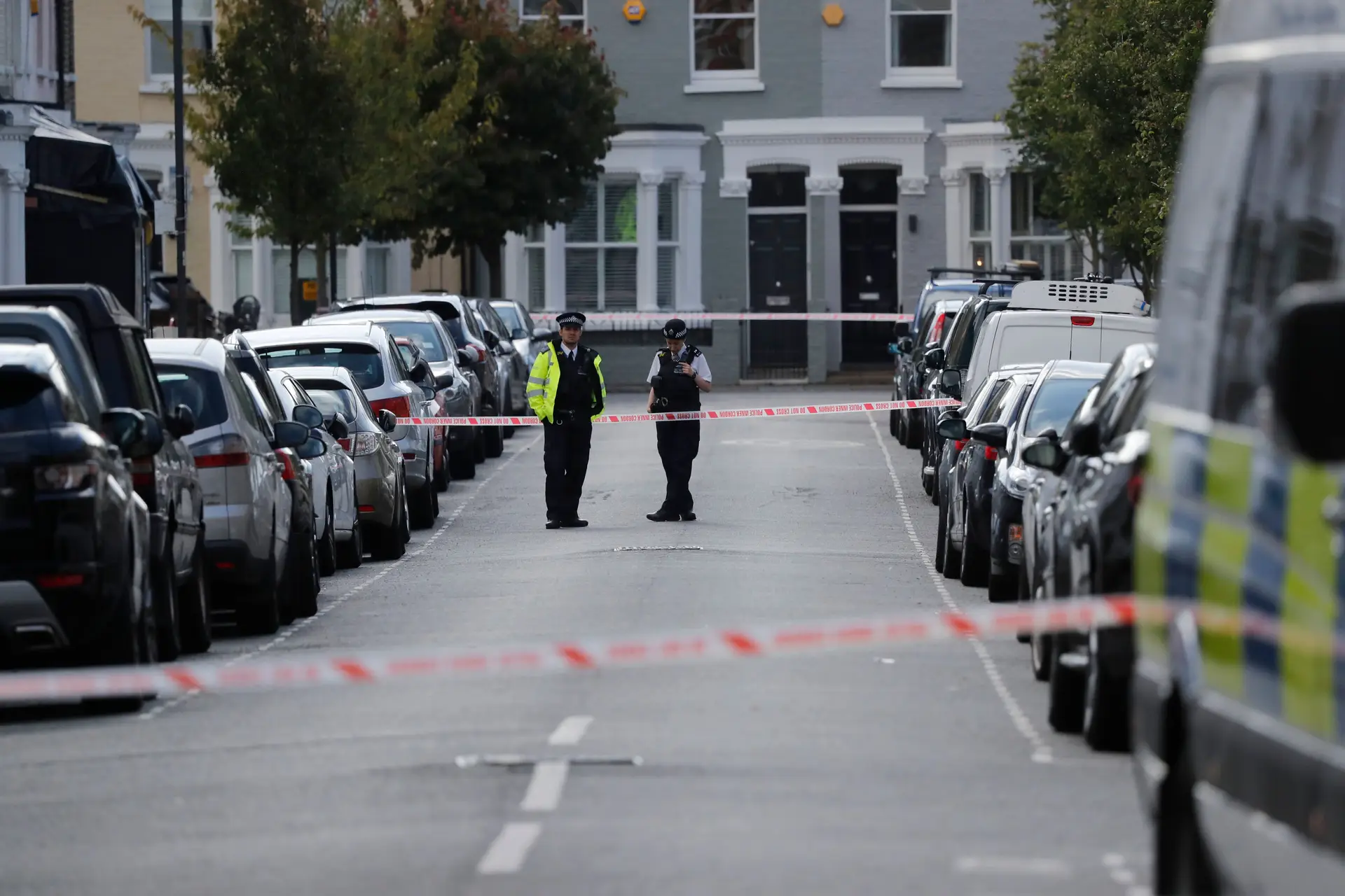 Autoridades britânicas tratam explosão no metro como ataque terrorista