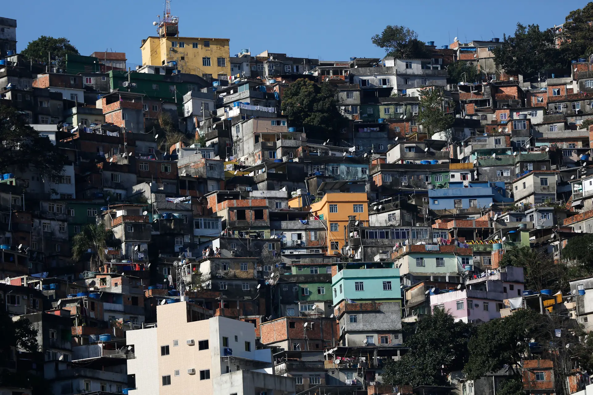 Tiroteio entre traficantes coloca Rio de Janeiro em alerta