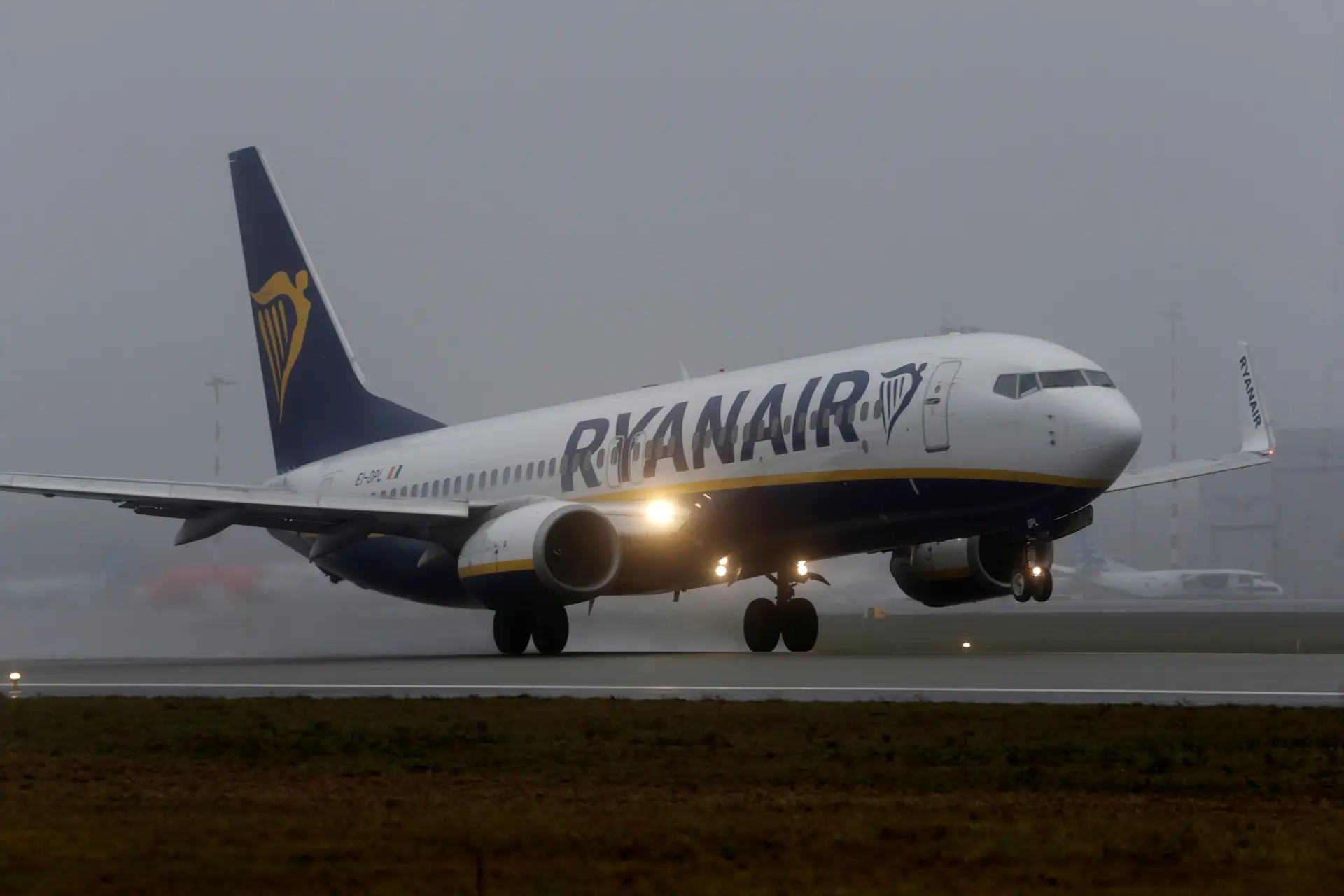 Ryanair cancelou mais de 80 voos por erros no planeamento das férias dos pilotos