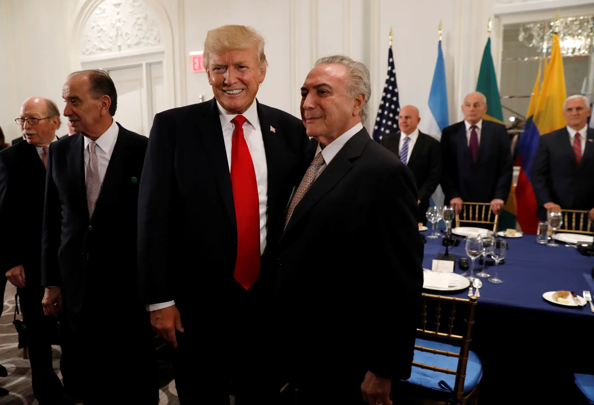 O Presidente dos EUA, Donald Trump (à esquerda), com o seu homólogo brasileiro, Michel Temer (à direita), num encontro ontem em Nova Iorque, na véspera da Assembleia-Geral da ONU. Temer irá abrir o debate geral de hoje e logo a seguir será Trump a discursar.