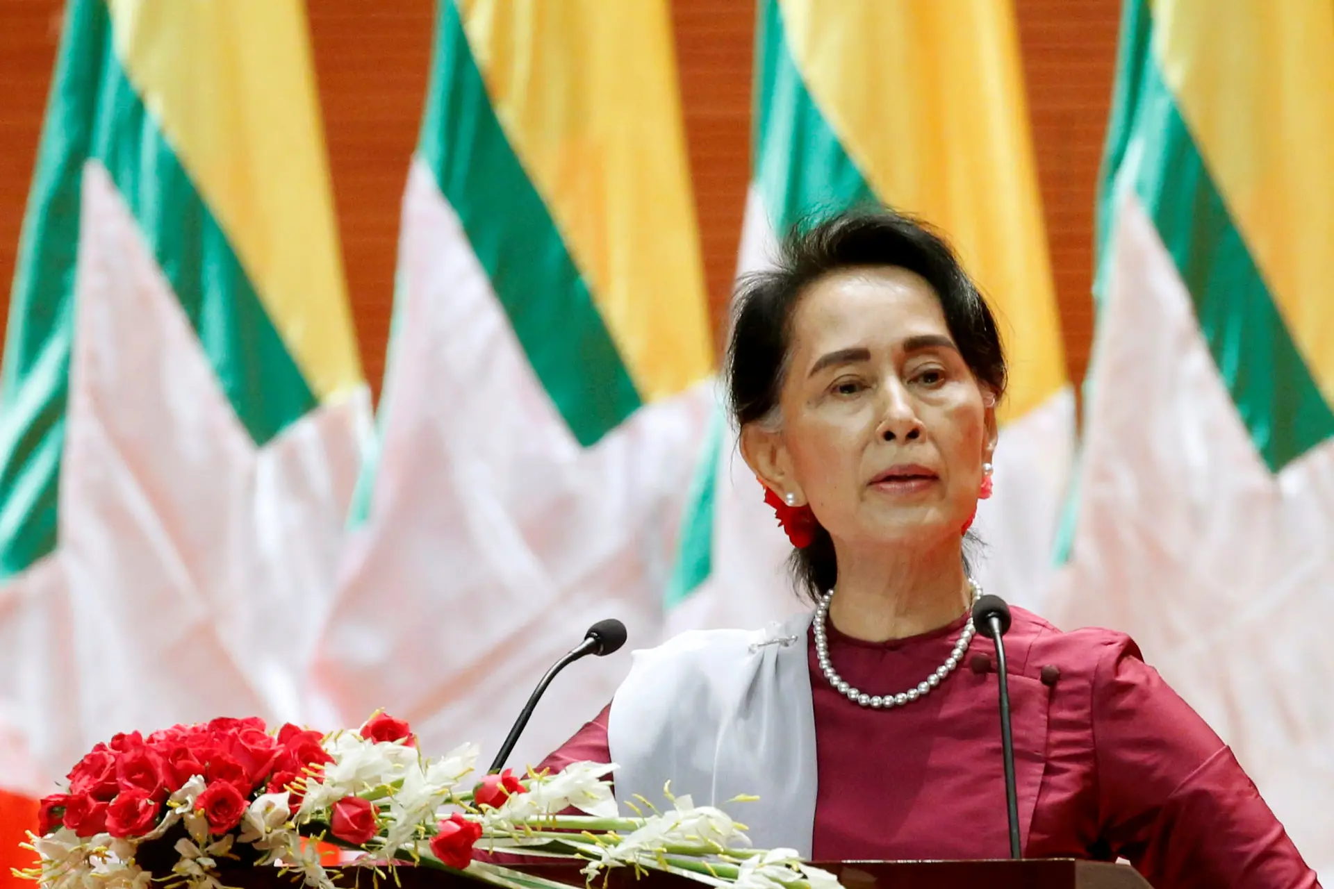 A líder de facto da Birmânia e Nobel da Paz, Aung San Suu Kyi, na conferência de imprensa na capital da Birmânia, Naypyidaw.