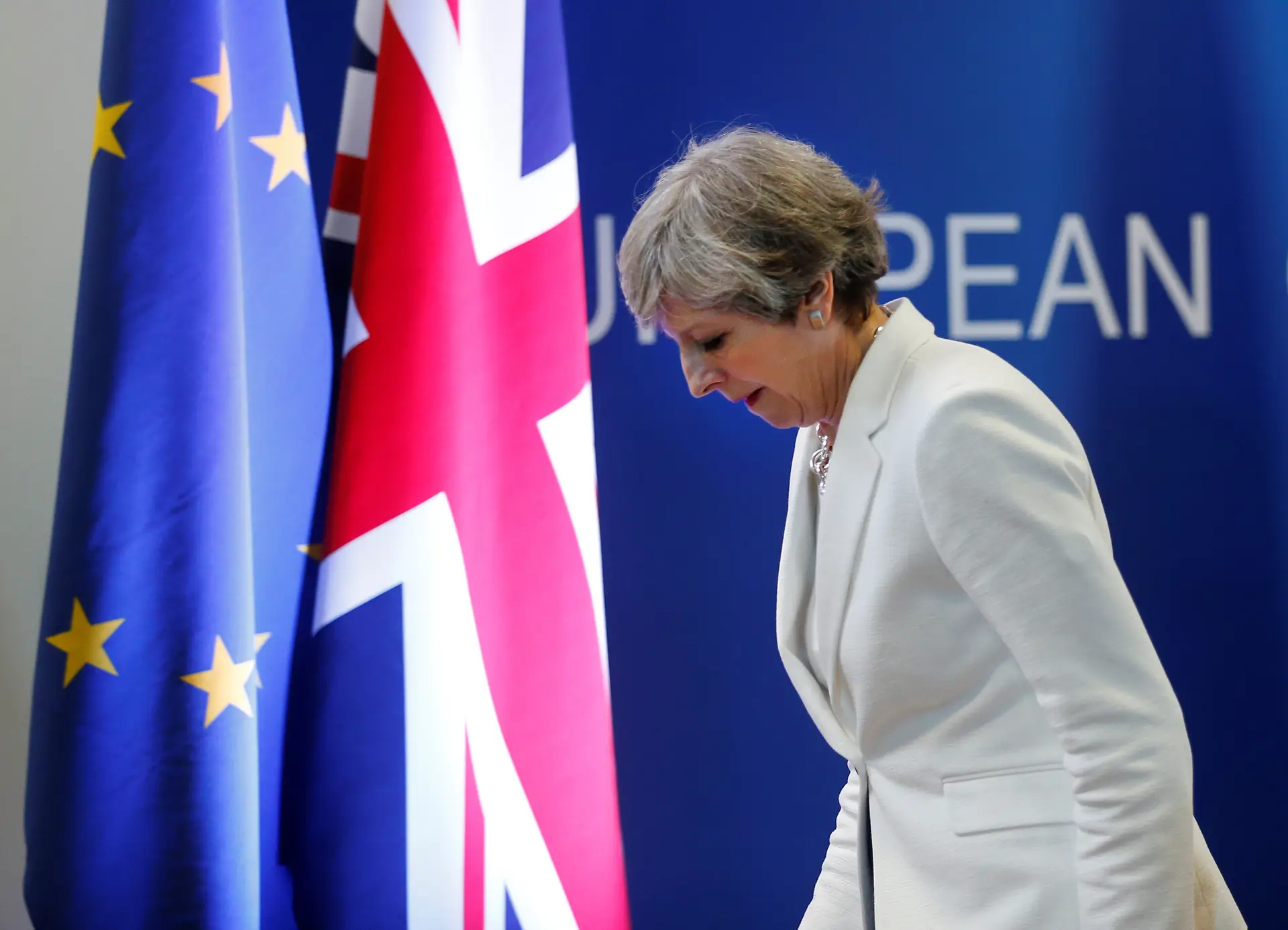 Theresa May oferece 20 mil milhões para sair da UE