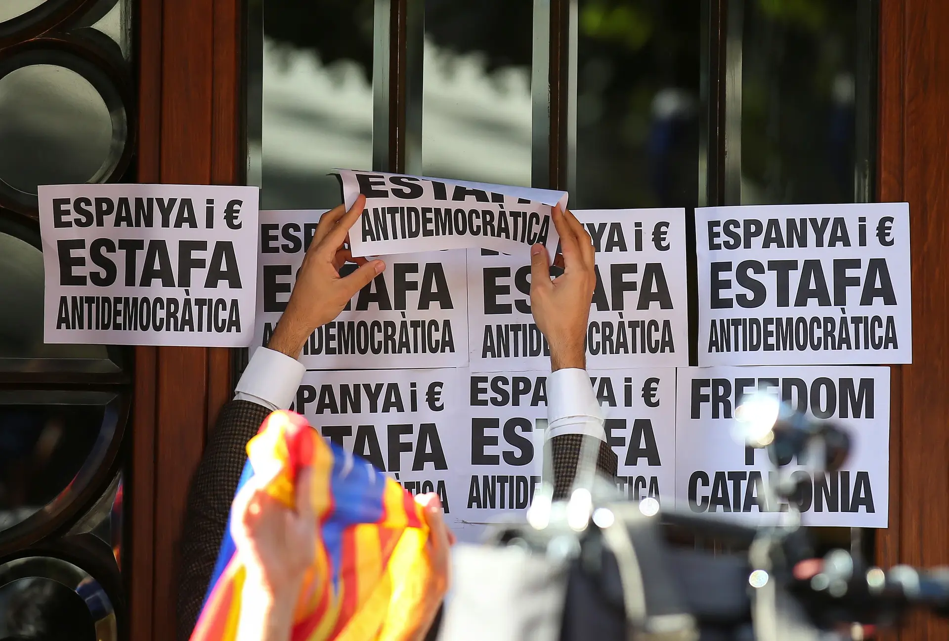 Guardia Civil detém 12 pessoas ligadas ao Governo catalão
