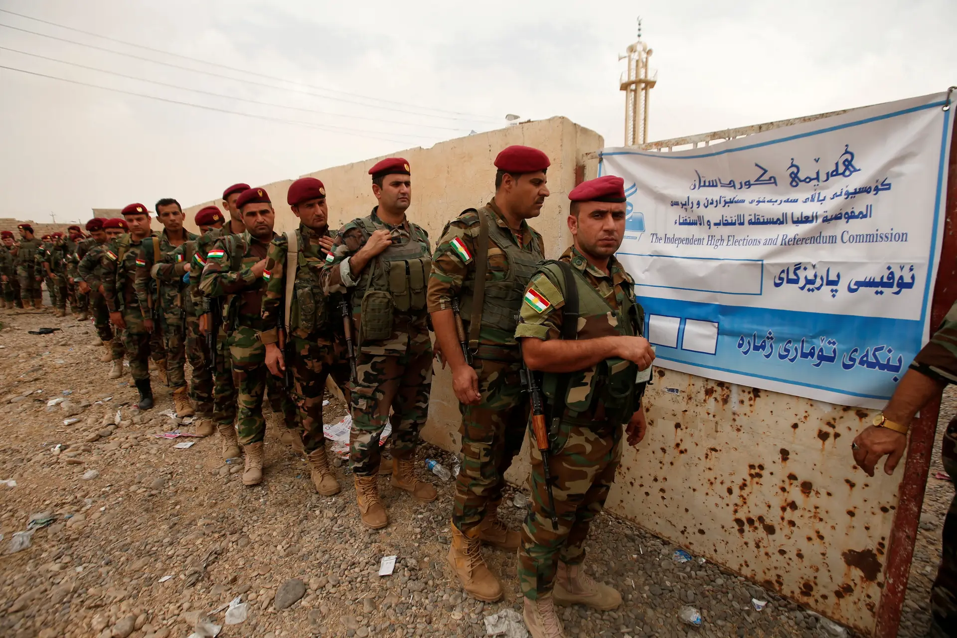Soldados Peshmerga curdos votam no referendo sobre a independência do Curdistão.