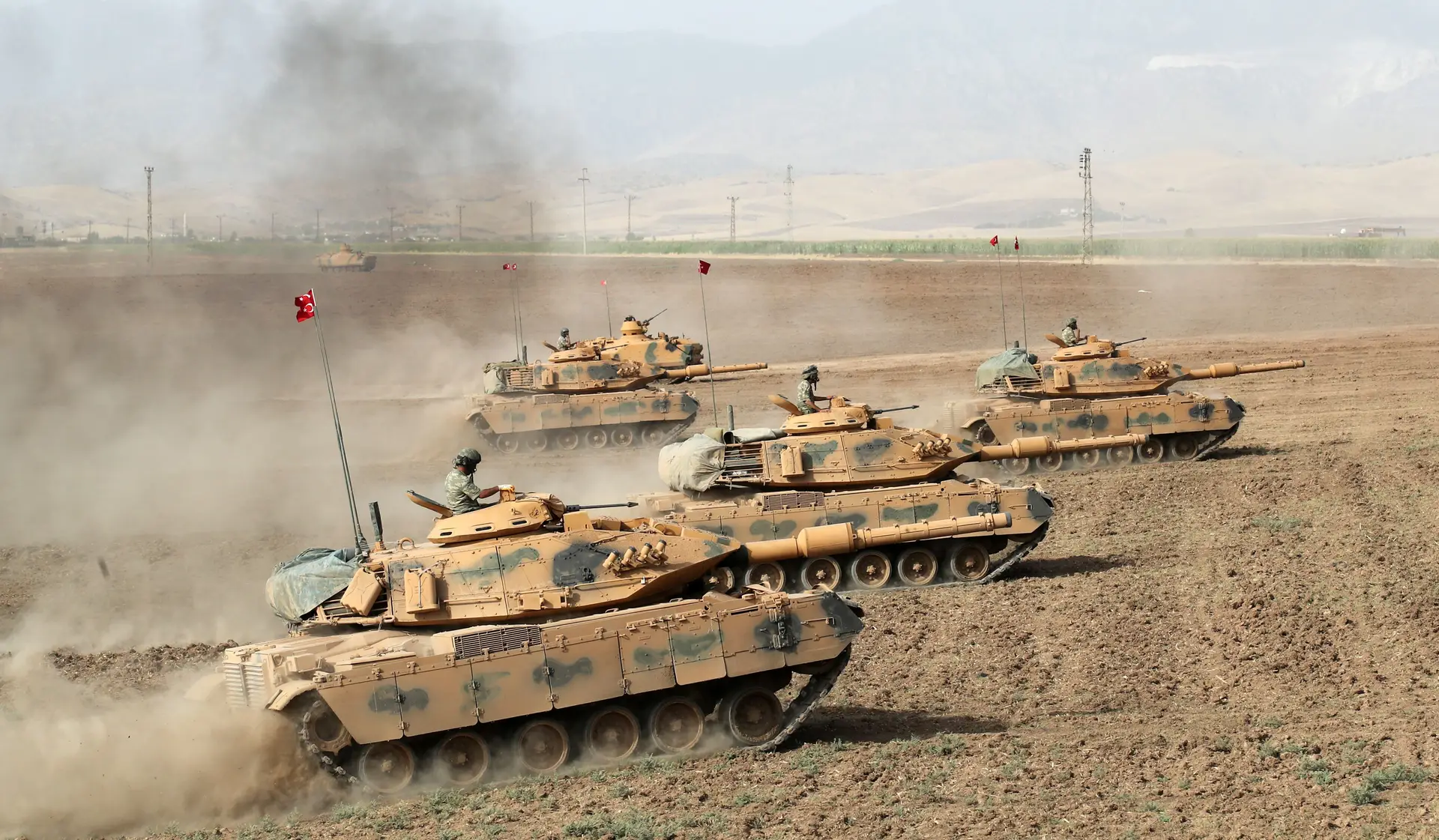 Tanques de guerra turcos em exercícios junto à fronteira com o norte do Iraque.