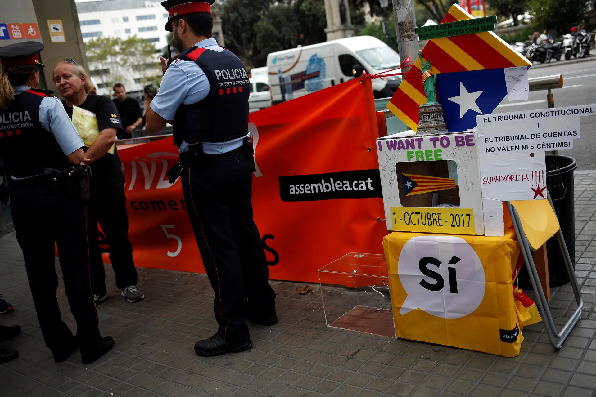 Polícia regional recebe instruções para selar locais de voto na Catalunha