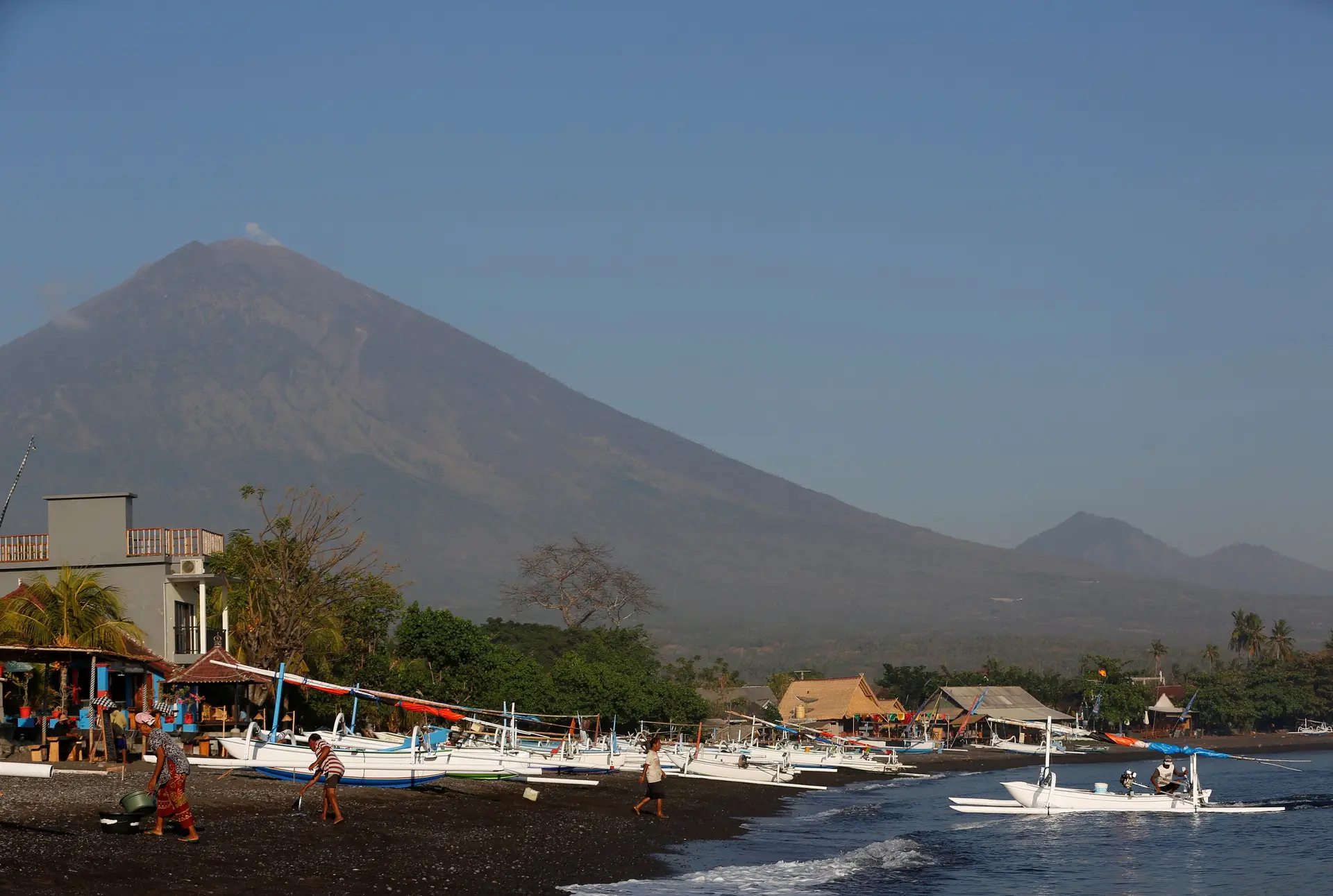 Quase 100 mil pessoas retiradas das proximidades de vulcão em Bali