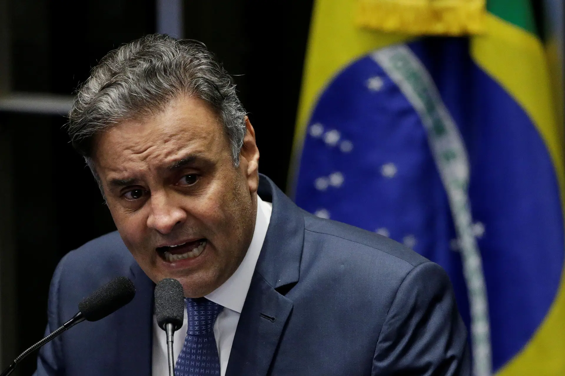 Aécio Neves é suspeito de cometer crimes de corrupção passiva e obstrução de justiça.