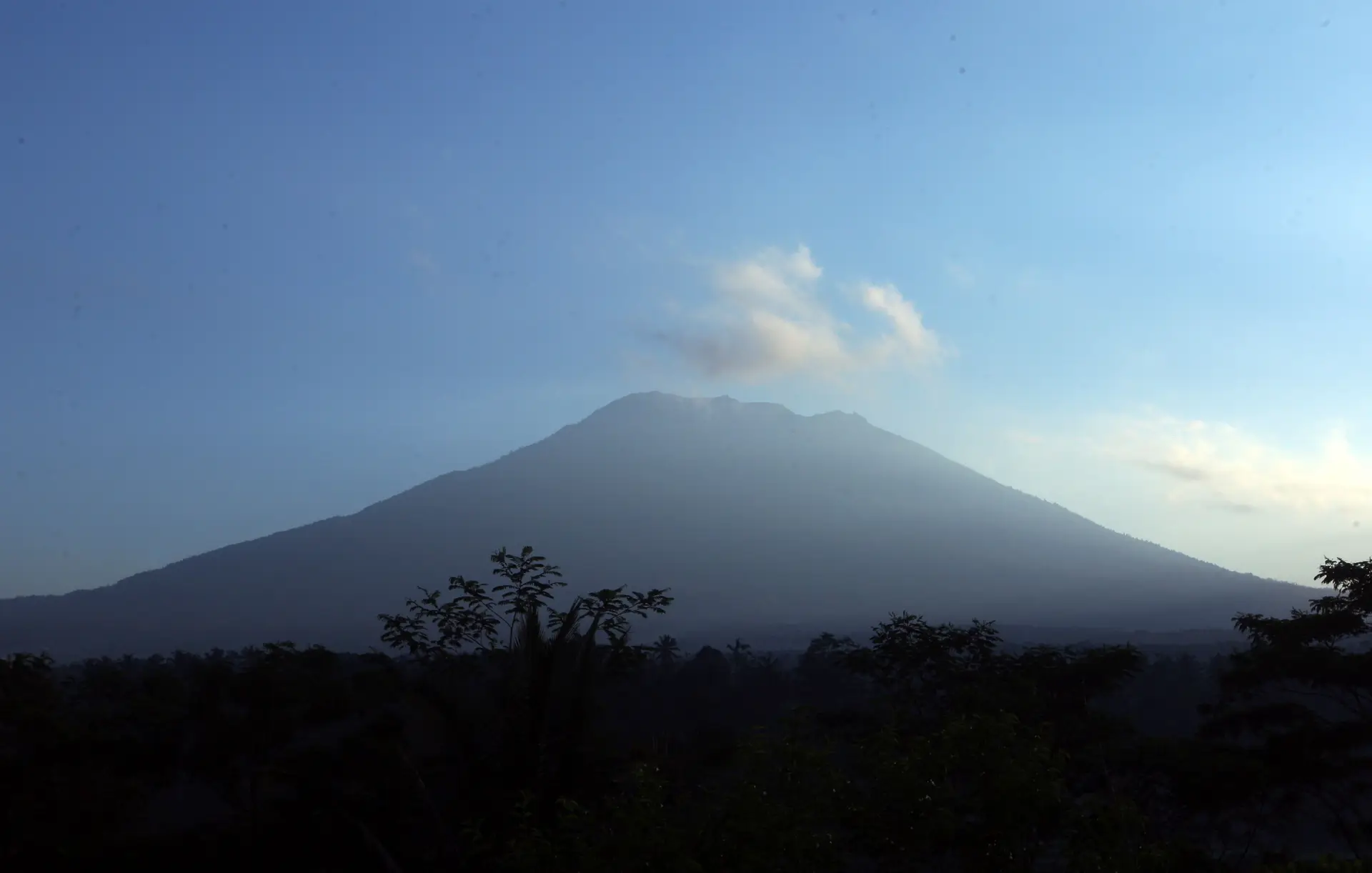 Possível erupção de vulcão em Bali obriga a retirar 122 mil pessoas