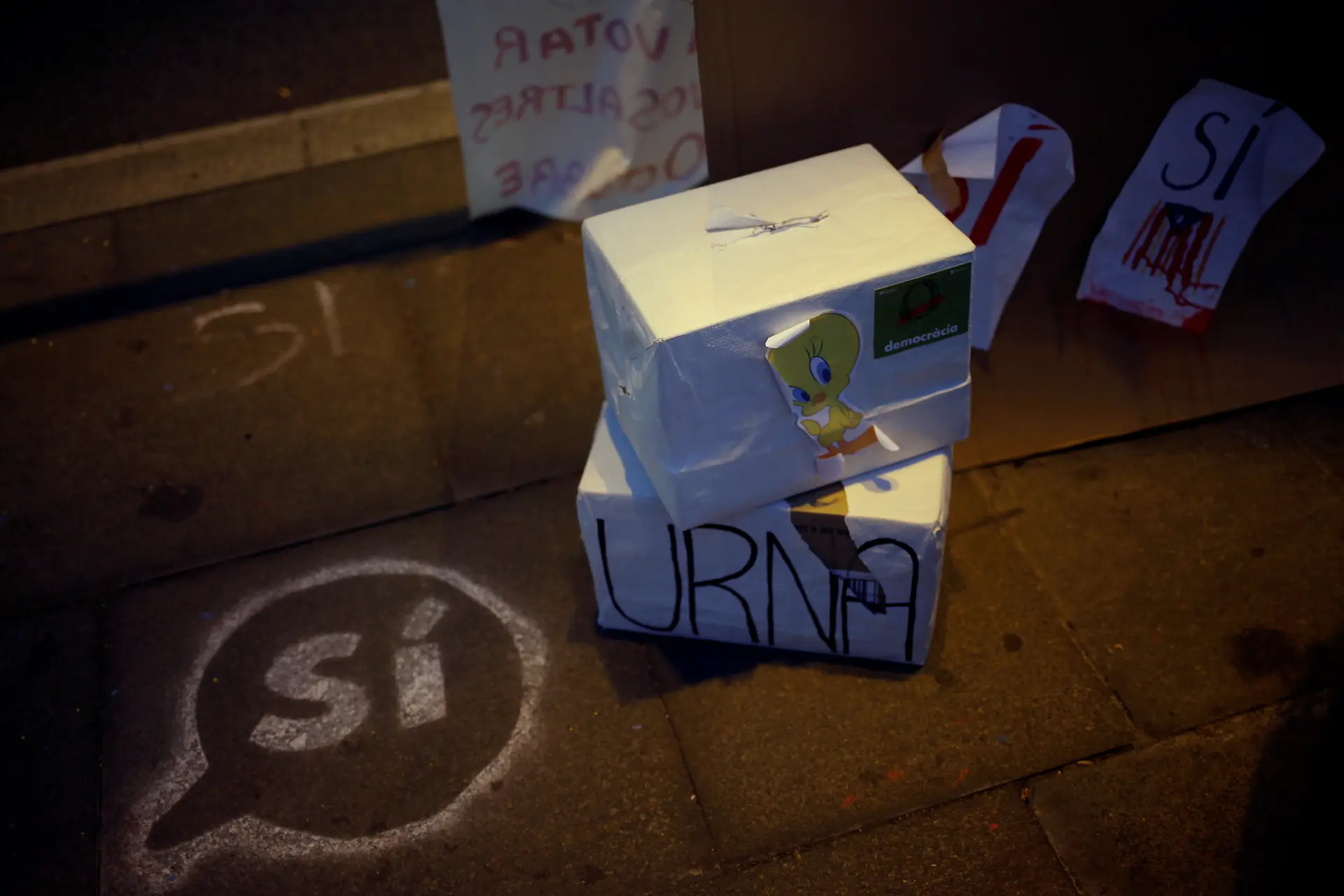 Autoridades espanholas apreendem urnas e boletins de voto em Barcelona