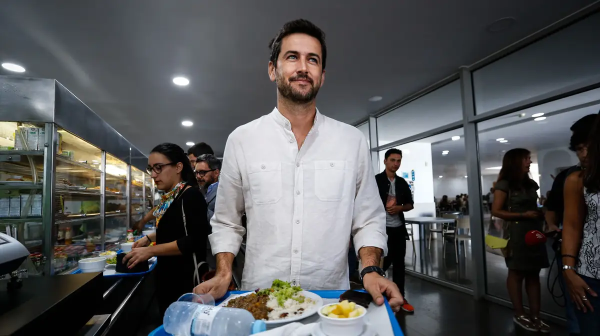 Ricardo Robles numa ação de campanha no Pólo Universitário da Ajuda.