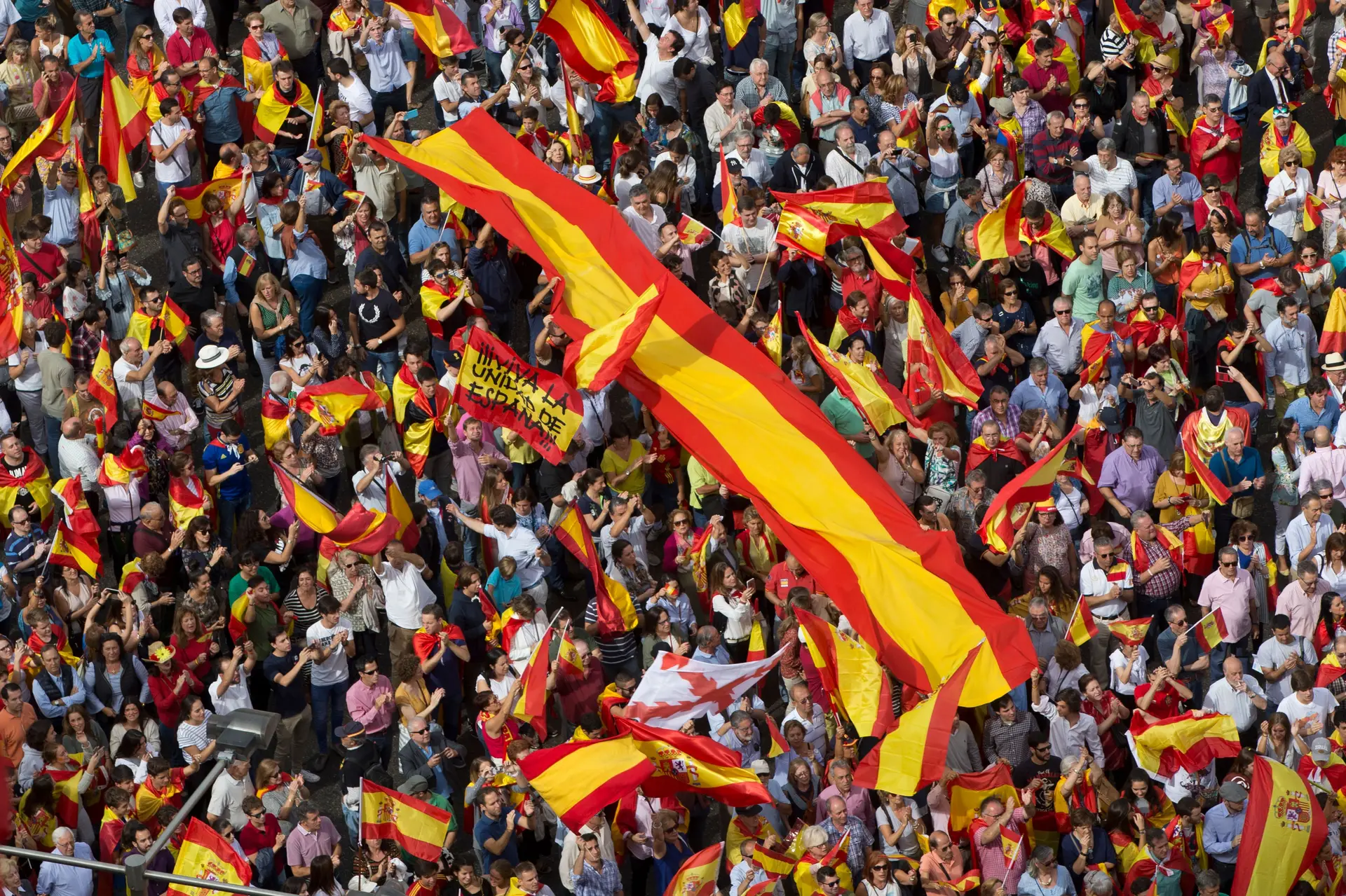 Milhares de espanhóis nas ruas de várias cidades contra referendo catalão