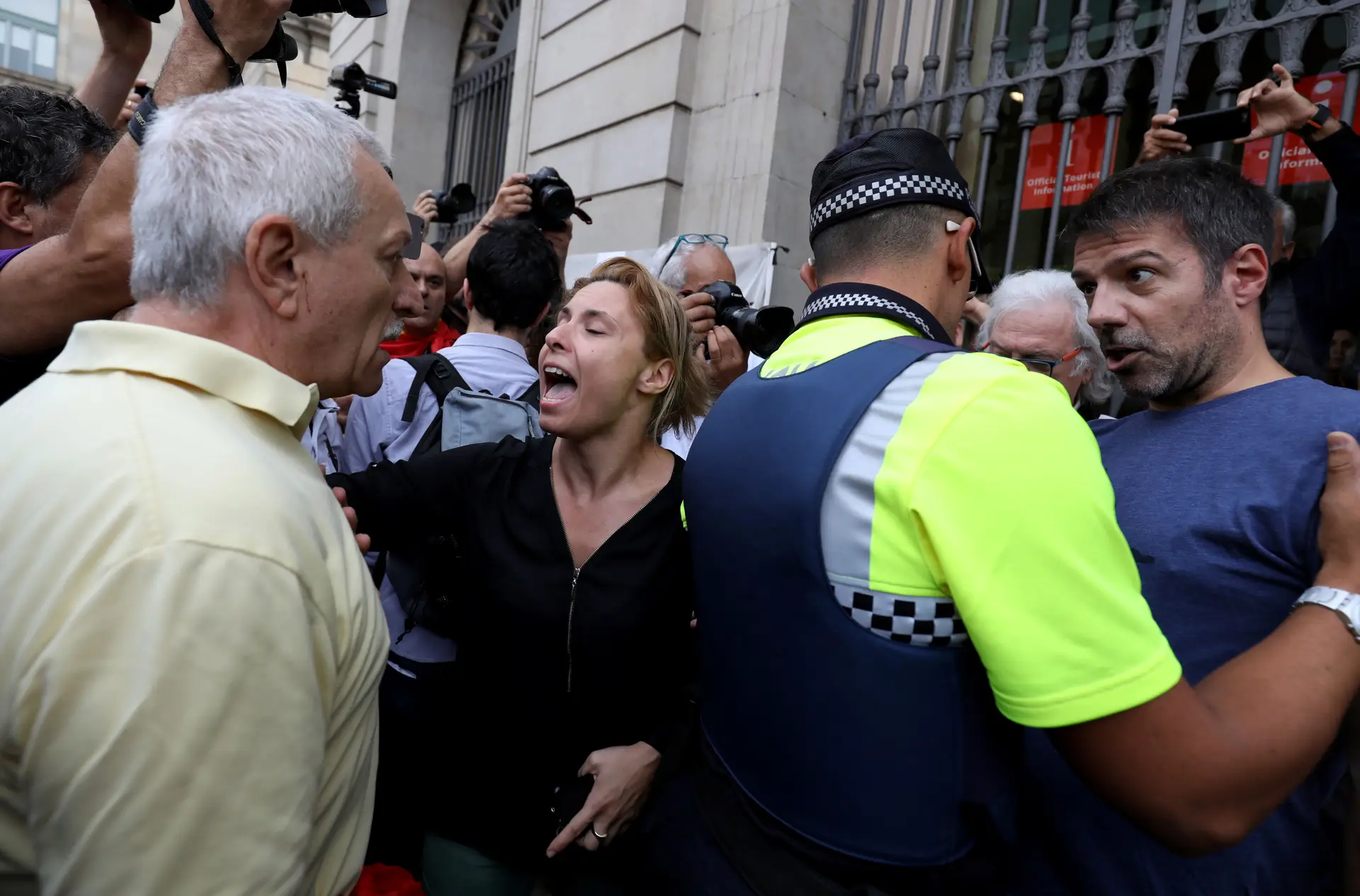 Polícia catalã fecha mais de metade das assembleias de voto