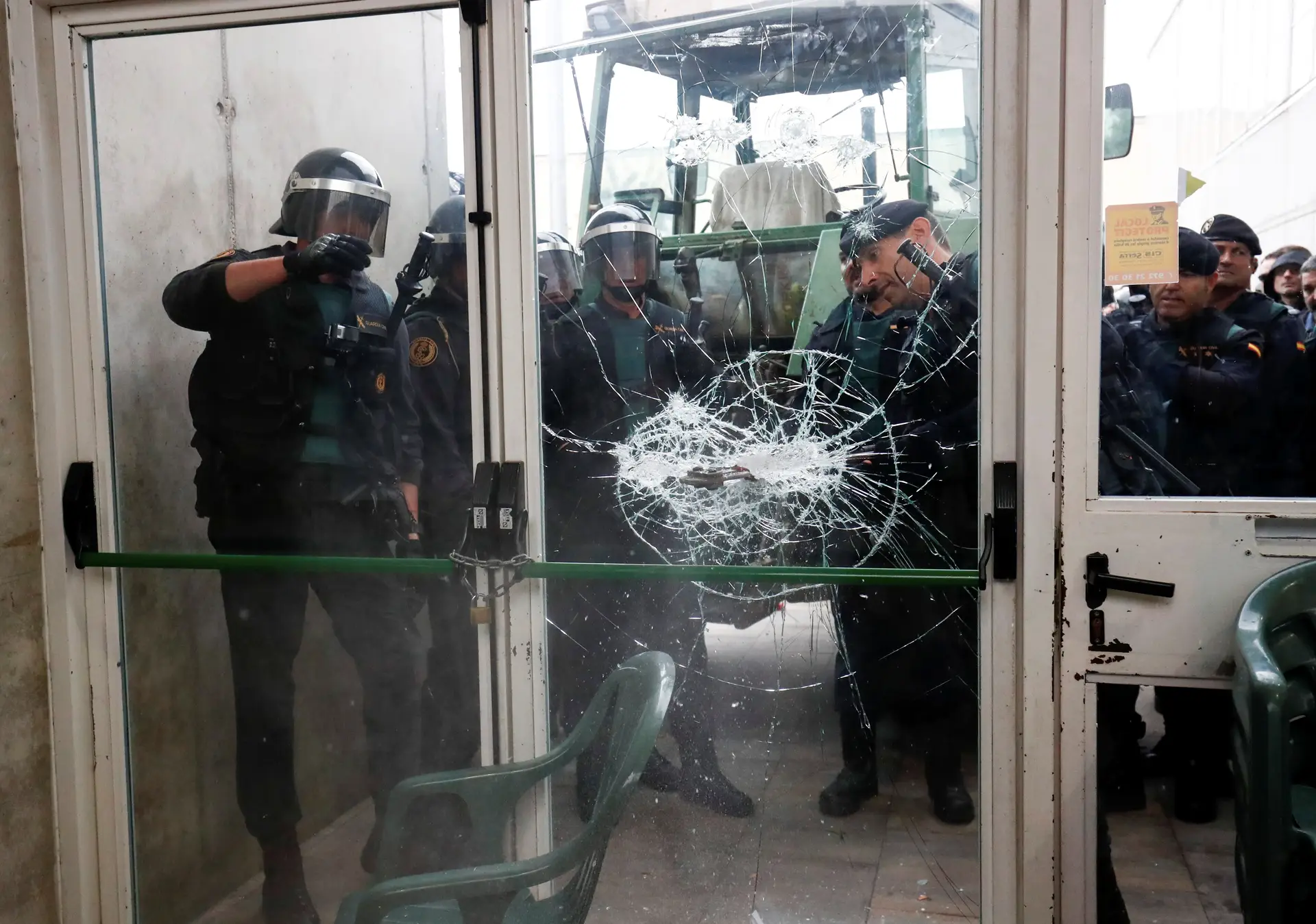 Polícia antimotim ocupa colégio onde deveria votar o líder da Catalunha