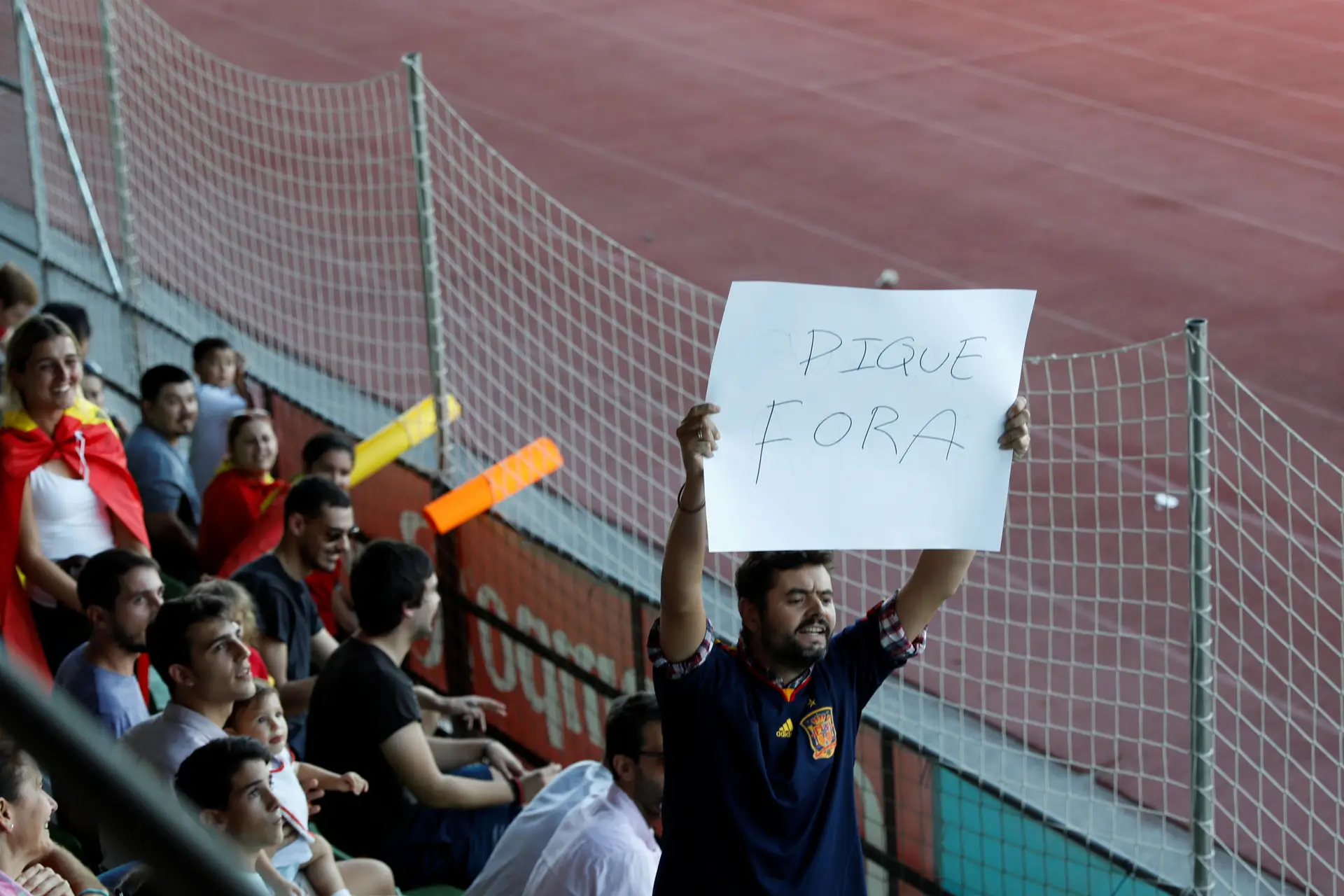 Piqué recebido com hostilidade e vaiado no estágio da seleção espanhola