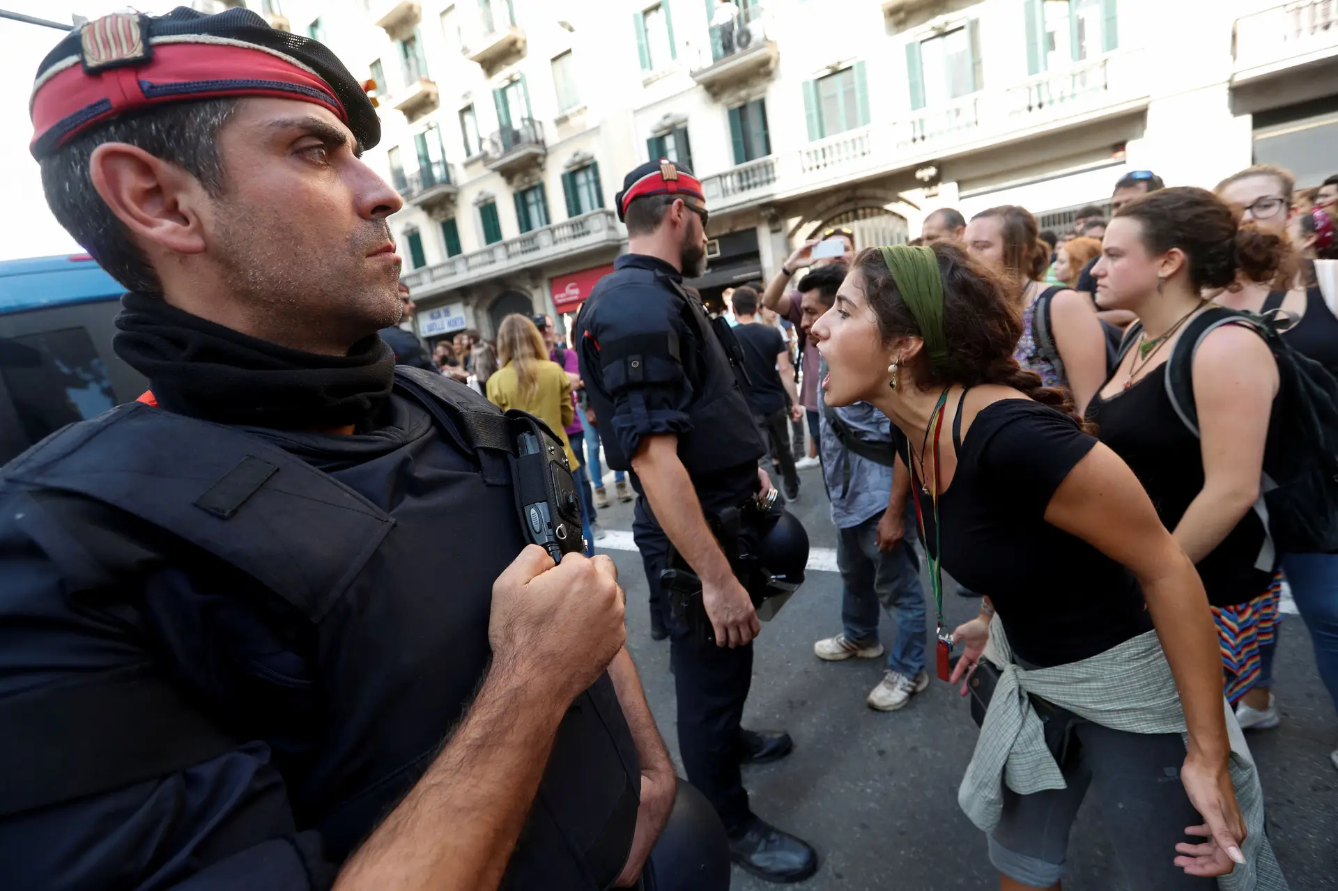 Madrid acusa presidente da Catalunha de instigar assédio popular à polícia nacional