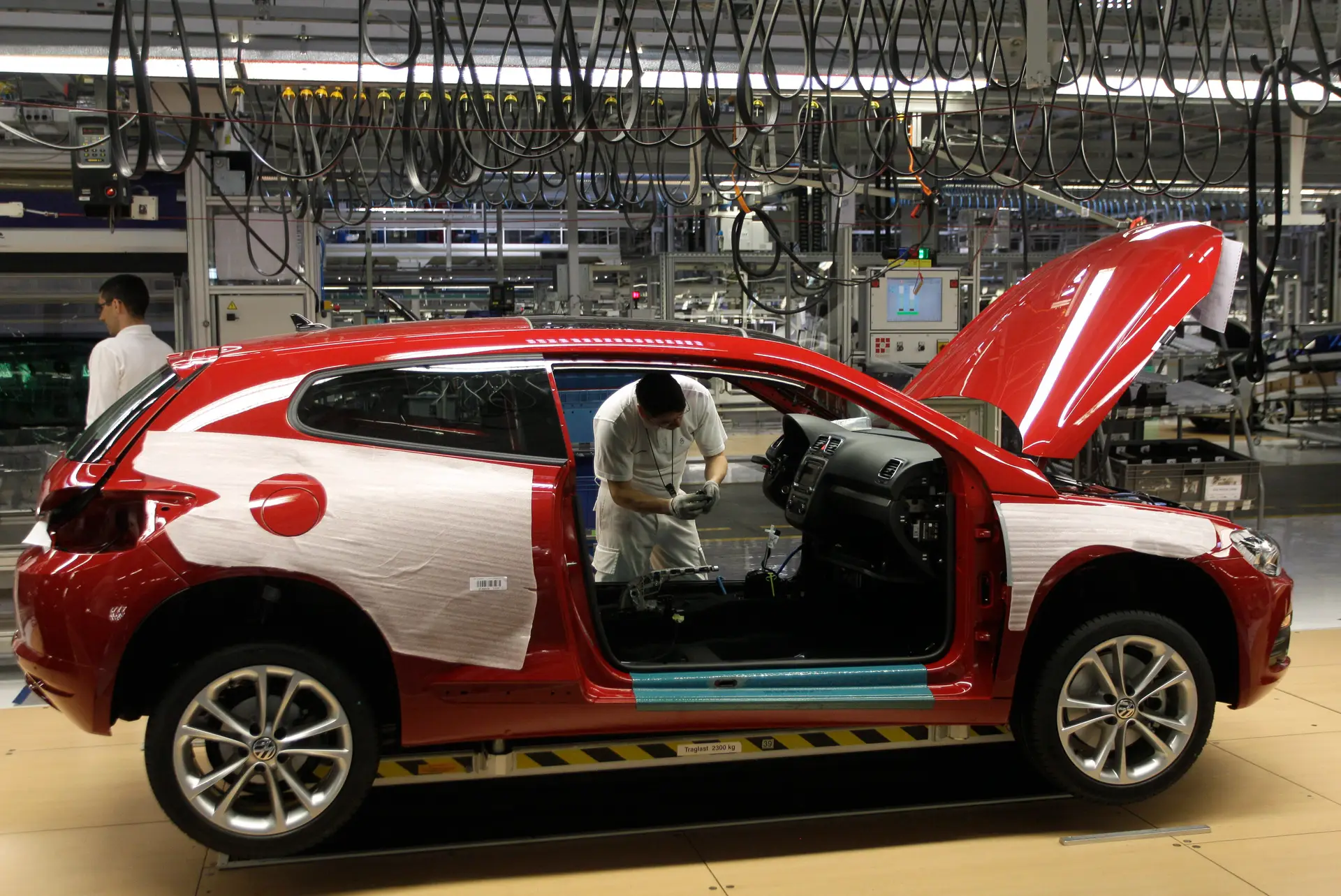 Produção da Autoeuropa parada até 2 de abril devido a falta de motores a gasolina