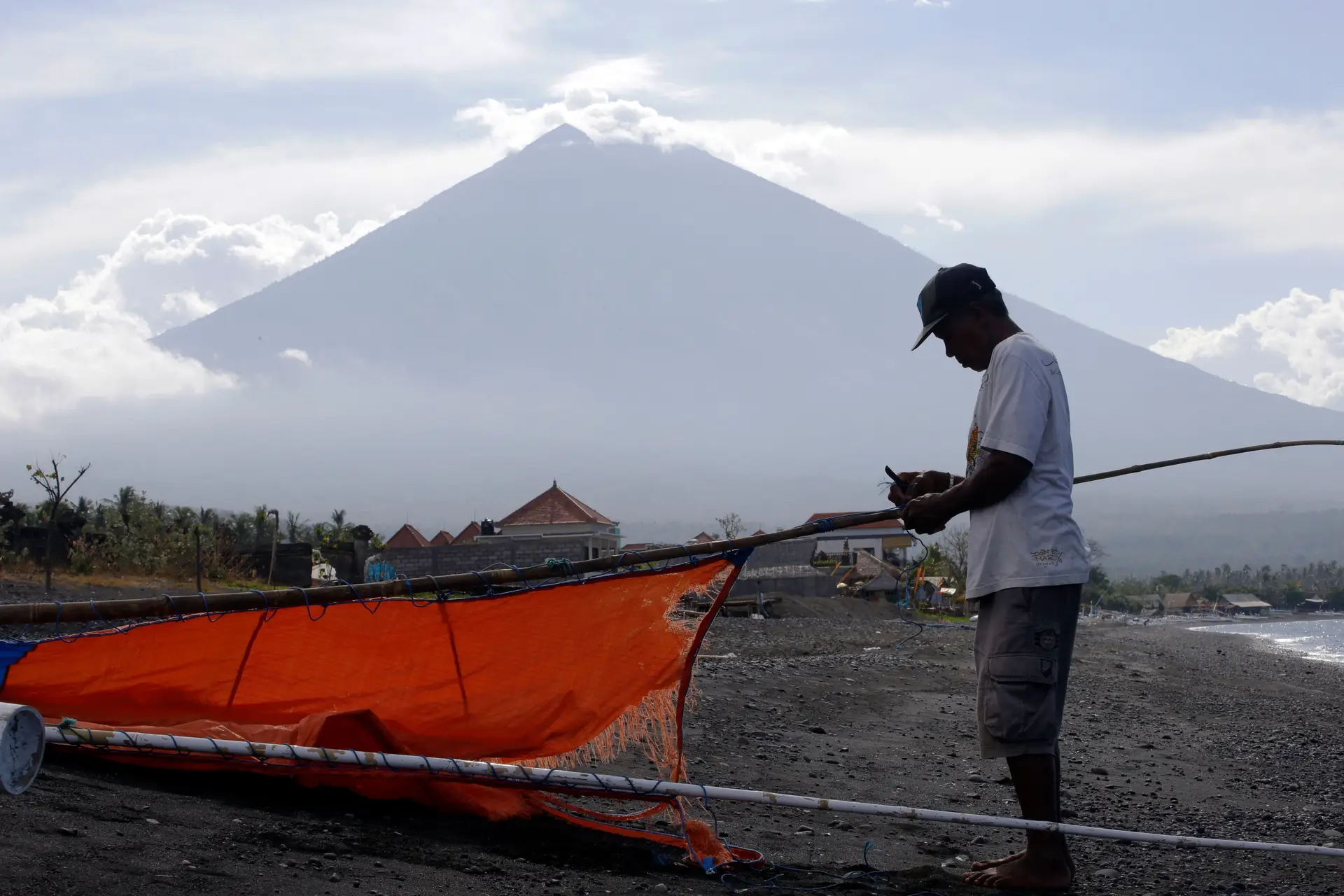 Menos 70.000 turistas em Bali devido ao vulcão Agung