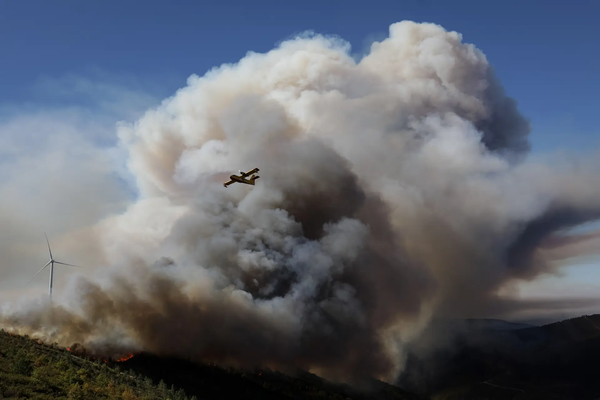 Aldeias evacuadas, estradas cortadas e sete grandes fogos no país