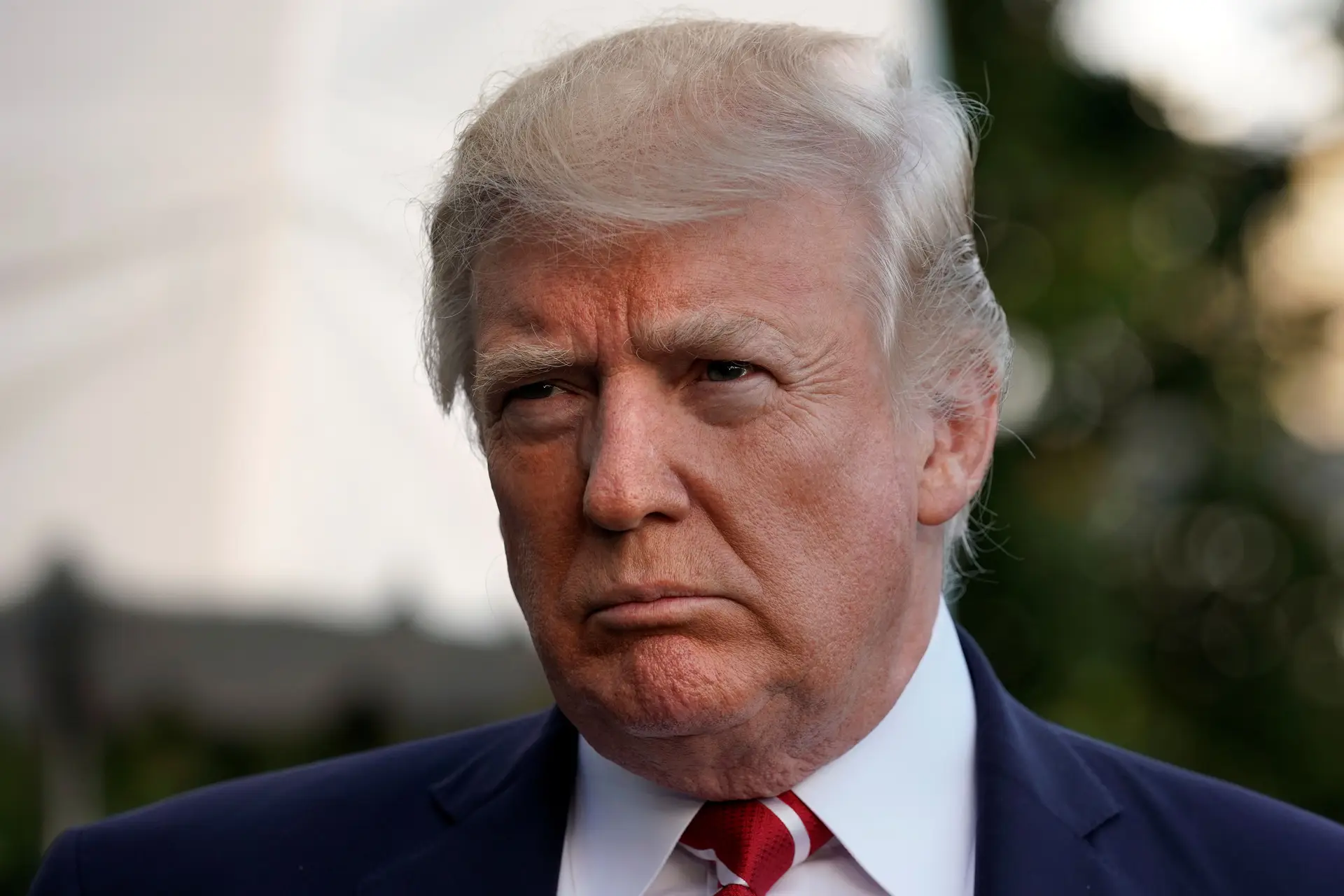 Trump propõe que reforma migratória inclua construção "completa" de muro com México