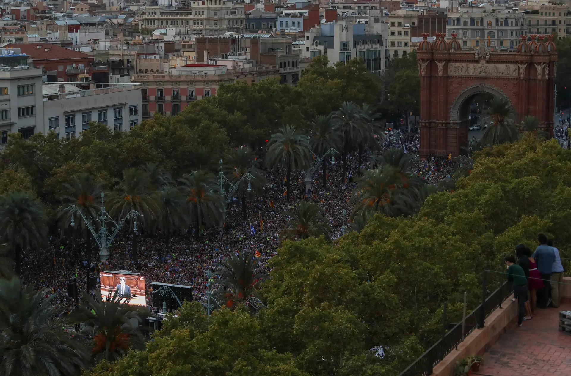 Milhares de independentistas concentrados junto ao Parlamento da Catalunha